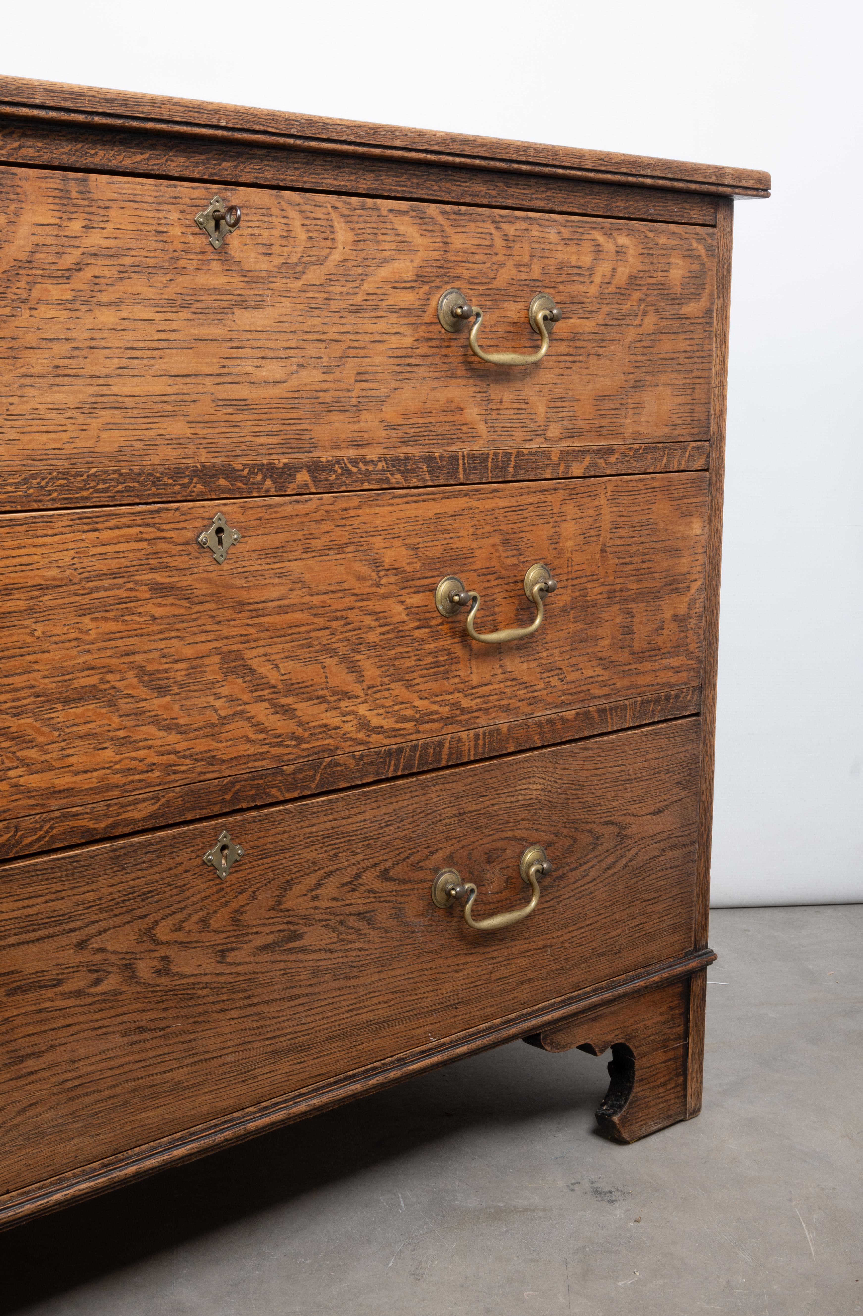 Inizio XX secolo Antico cassettone inglese Arts And Crafts in Oak dorato C.C. in vendita