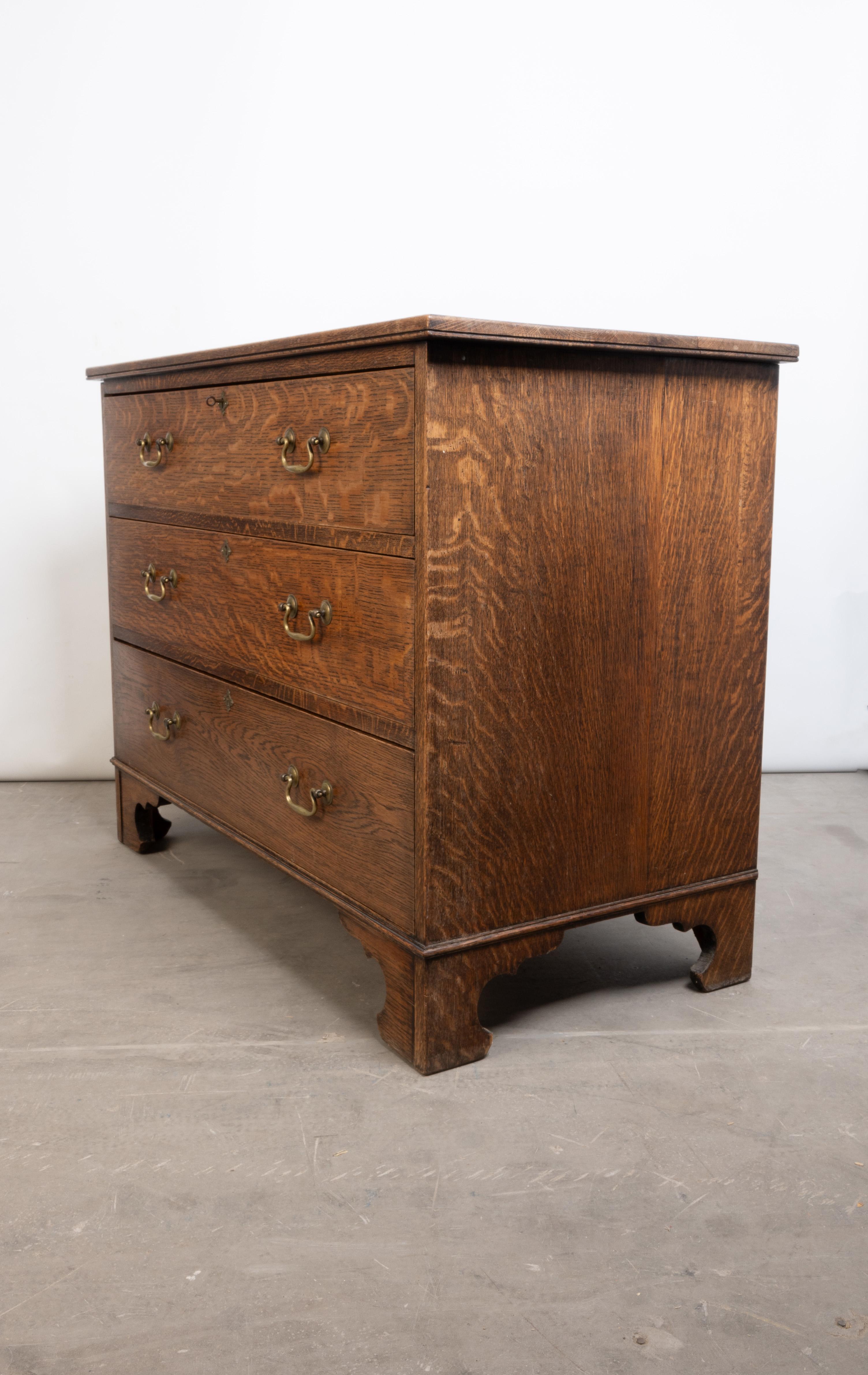 Antico cassettone inglese Arts And Crafts in Oak dorato C.C. in vendita 1