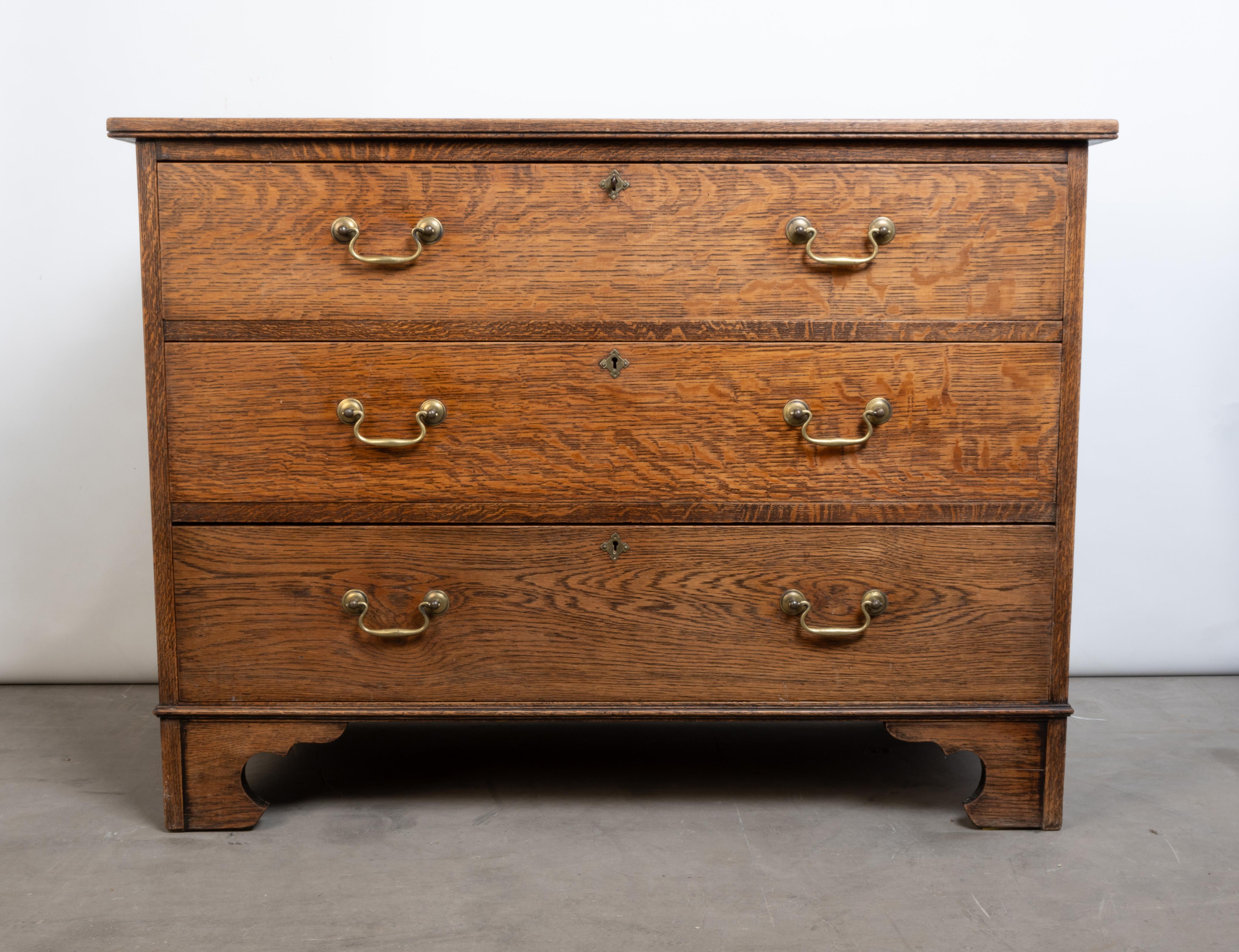 Antico cassettone inglese Arts And Crafts in Oak dorato C.C. in vendita 2
