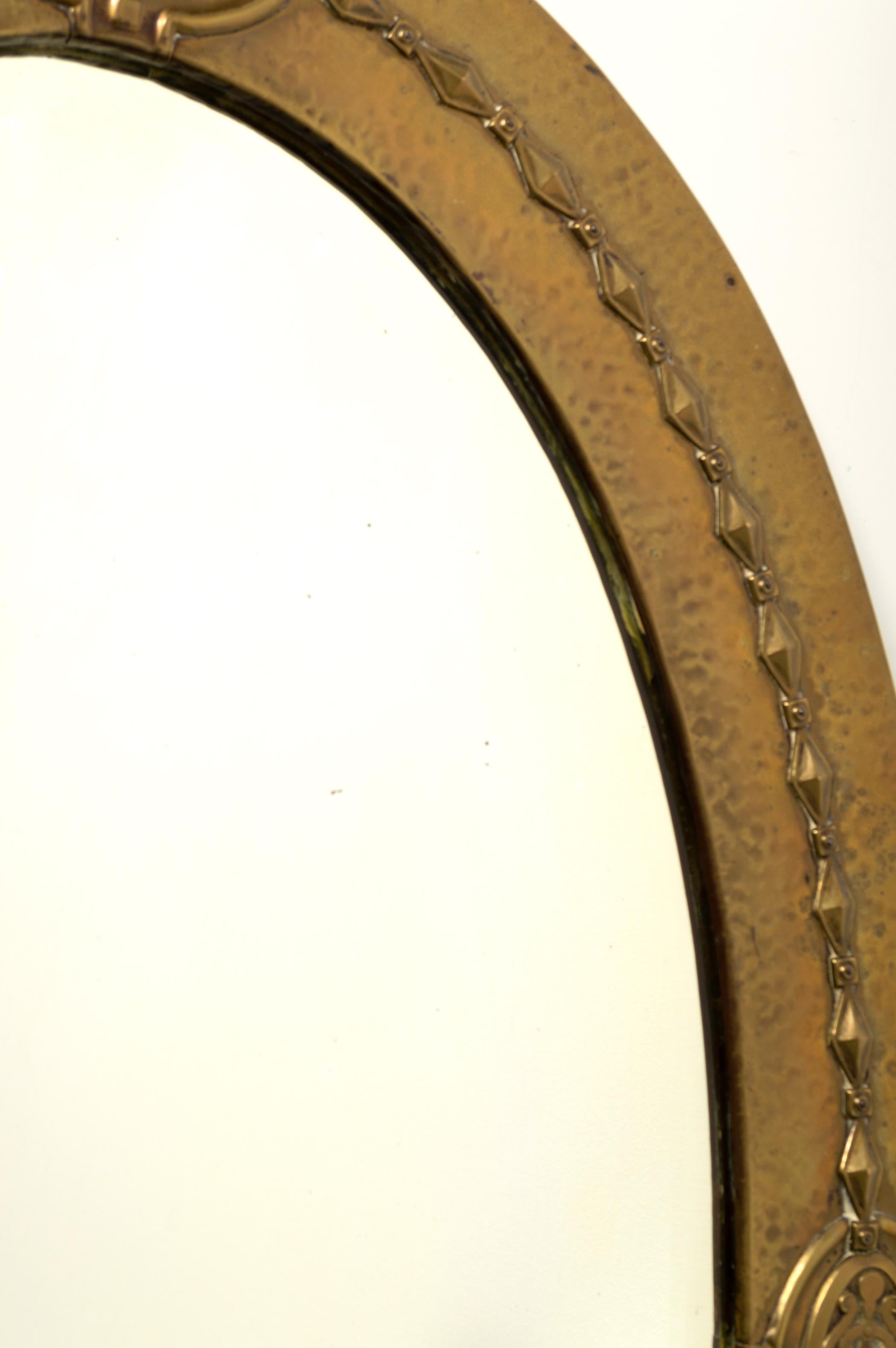 Antiker antiker englischer Arts and Crafts Liberty & Co gehämmerter ovaler Spiegel aus Kupfer, um 1890 (Gehämmert) im Angebot