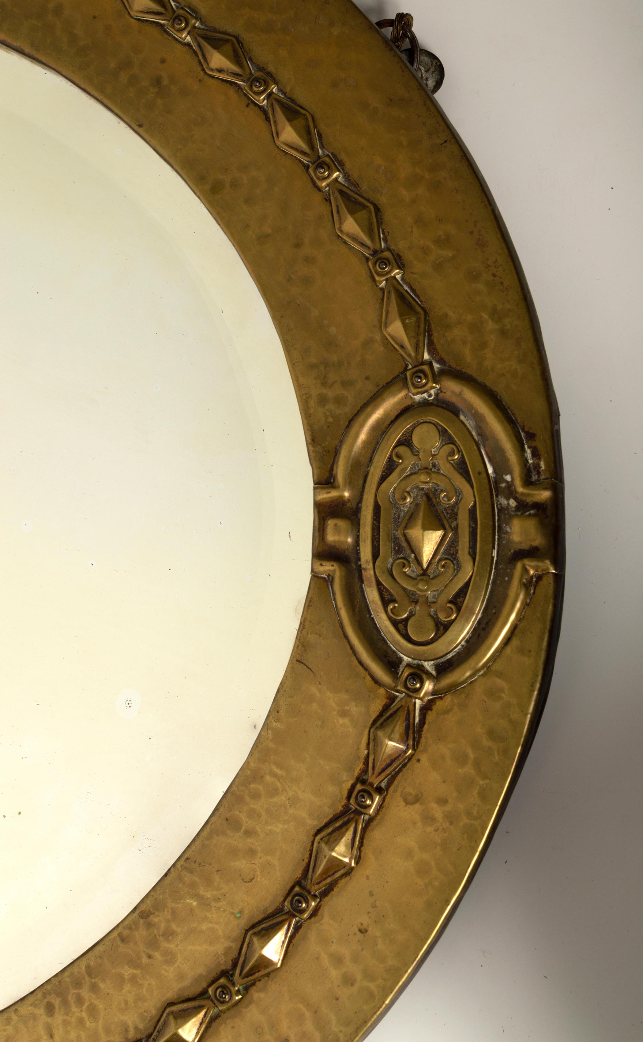 Antiker antiker englischer Arts and Crafts Liberty & Co gehämmerter ovaler Spiegel aus Kupfer, um 1890 im Angebot 1