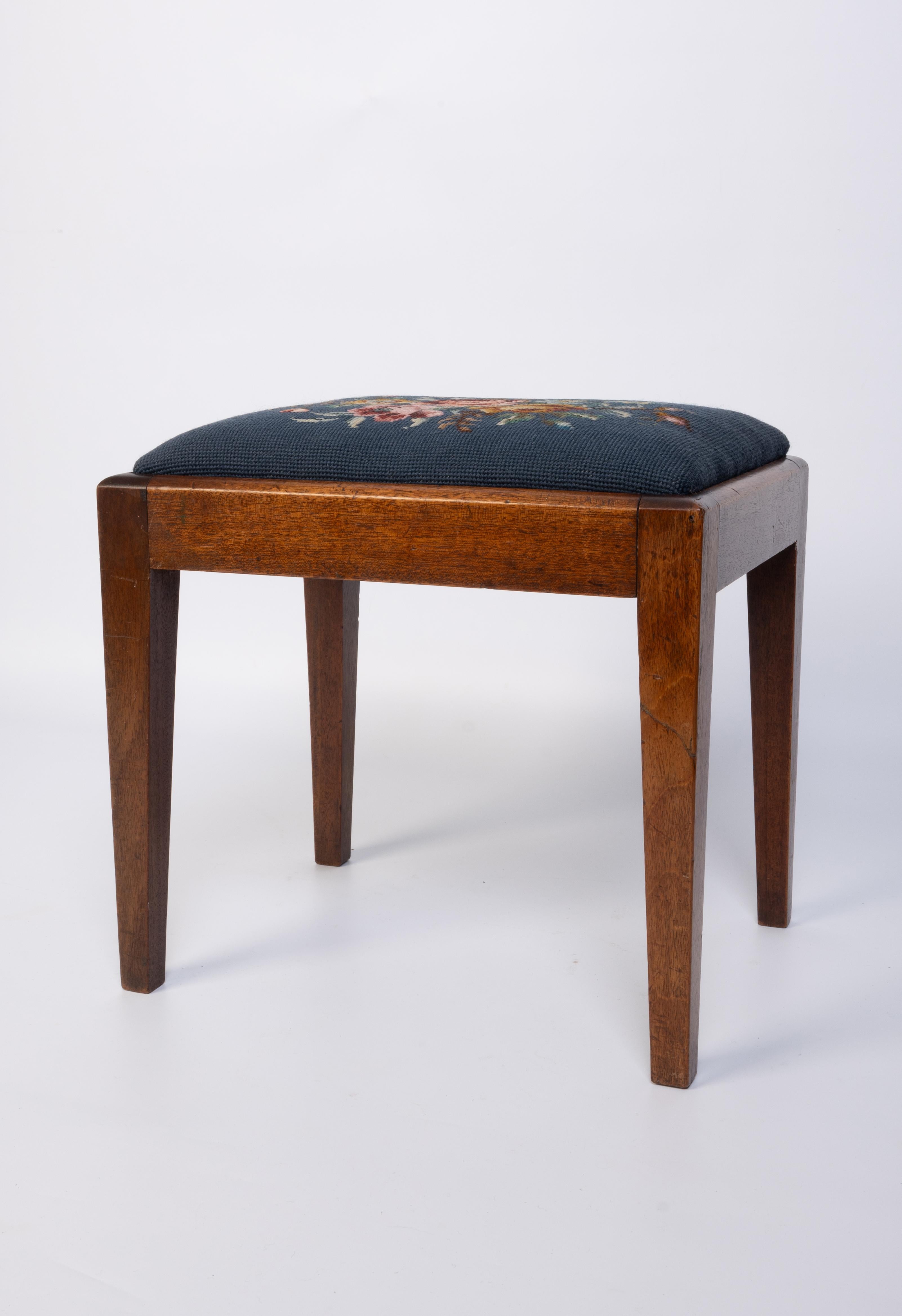 Antiker englischer Arts and Crafts-Hocker mit Nadelspitze, um 1900 im Angebot 4