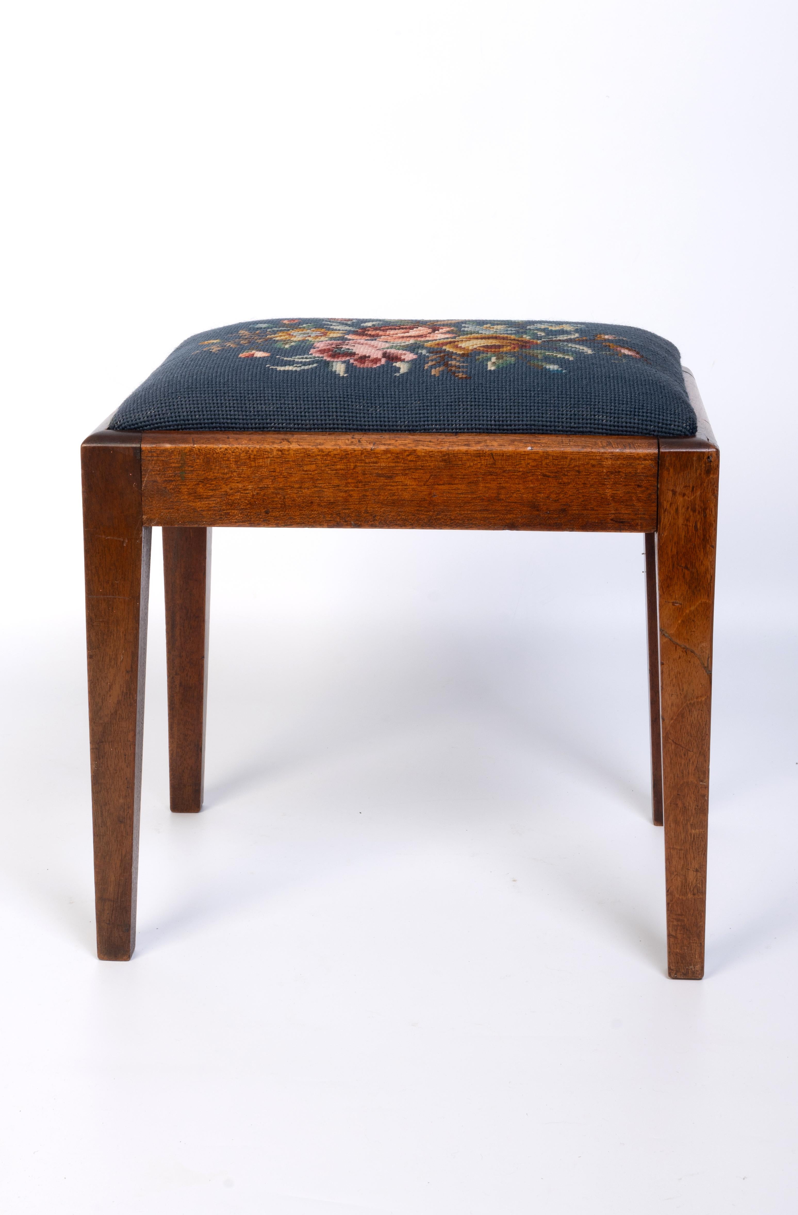 Antiker englischer Arts and Crafts-Hocker mit Nadelspitze, um 1900 im Angebot 5
