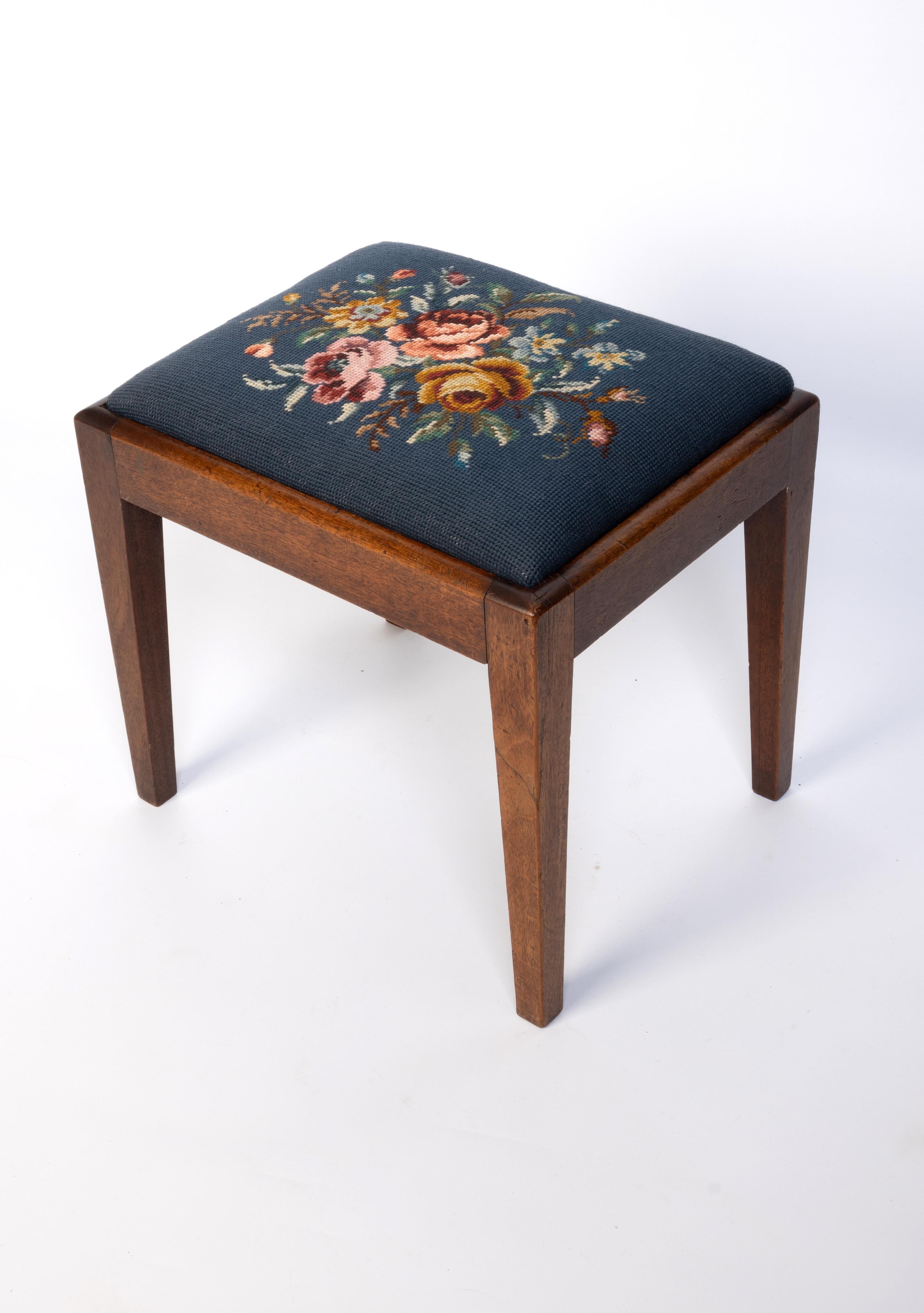 Antiker englischer Arts and Crafts-Hocker mit Nadelspitze, um 1900 im Angebot 6