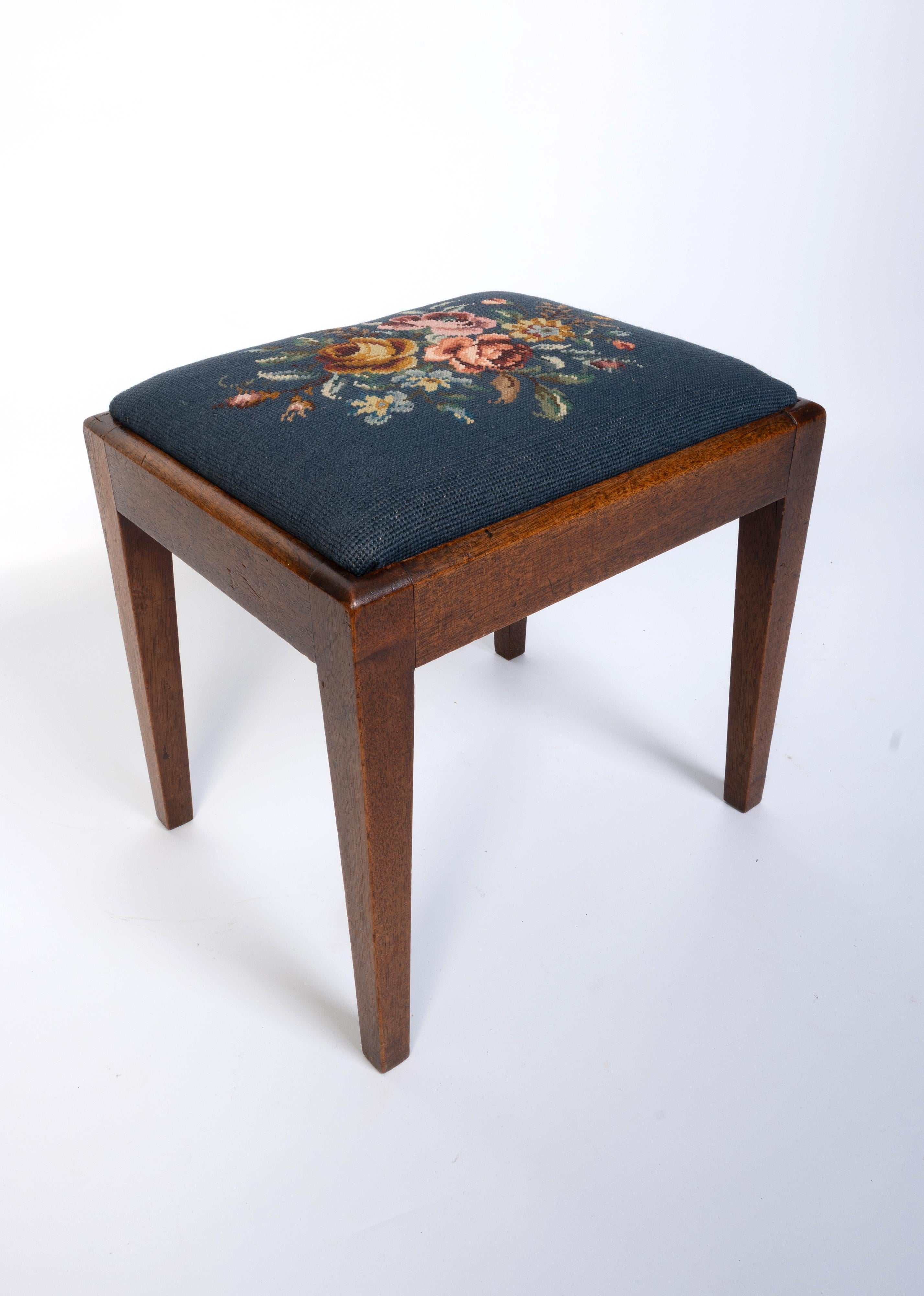 Antiker englischer Arts and Crafts-Hocker mit Nadelspitze, um 1900 im Angebot 7