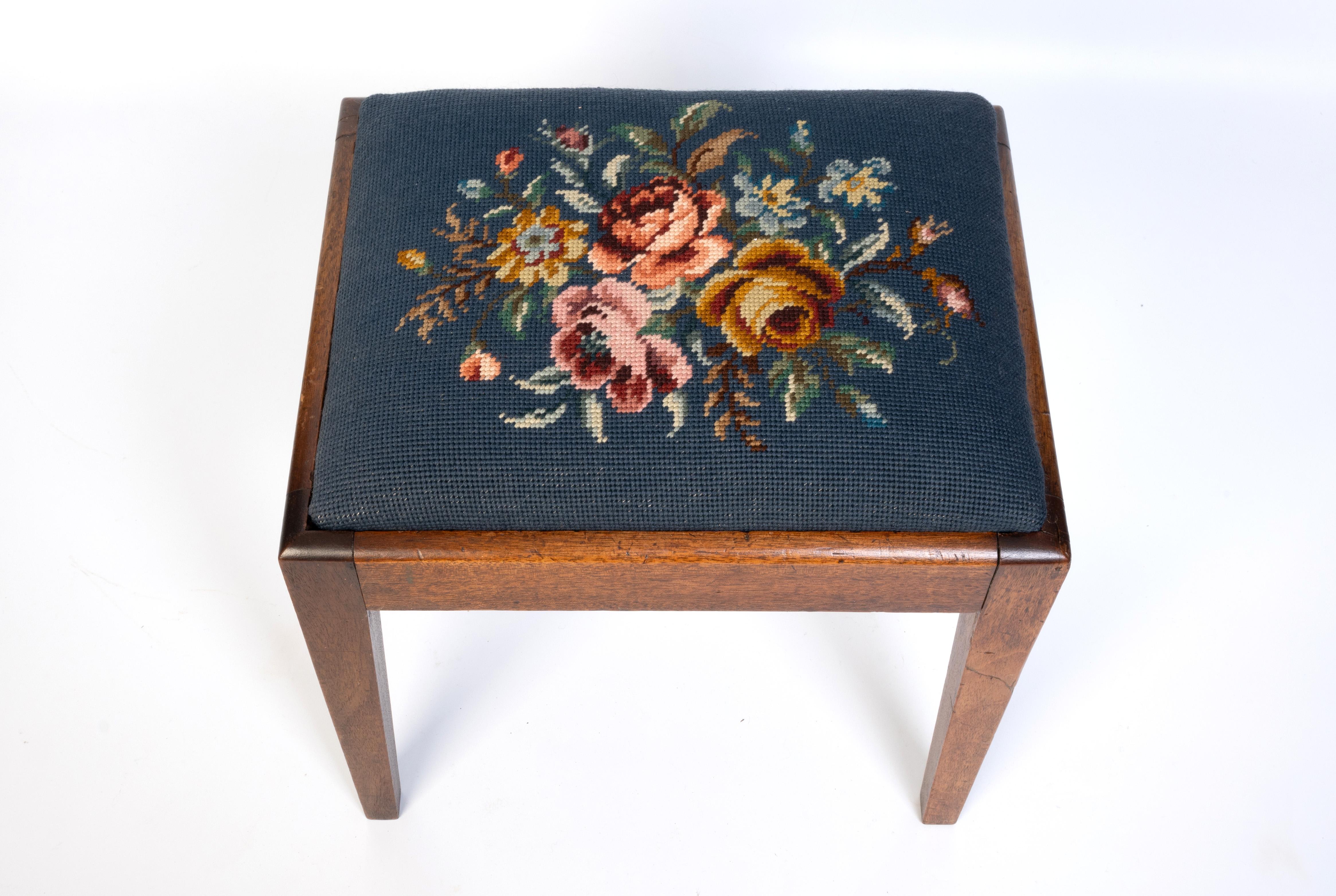 Antiker englischer Arts and Crafts-Hocker mit Nadelspitze, um 1900 (Englisch) im Angebot