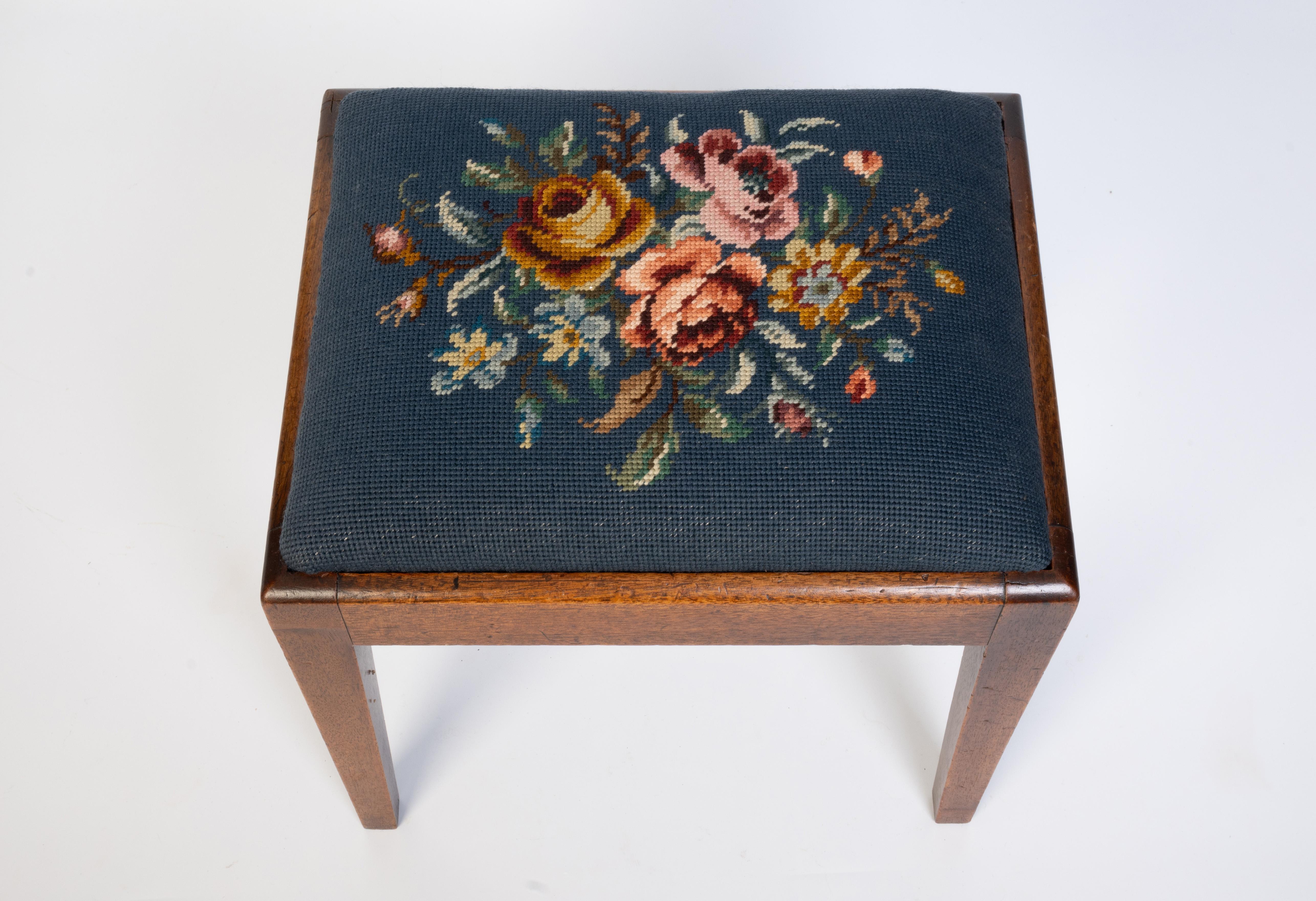 Antiker englischer Arts and Crafts-Hocker mit Nadelspitze, um 1900 im Zustand „Gut“ im Angebot in London, GB