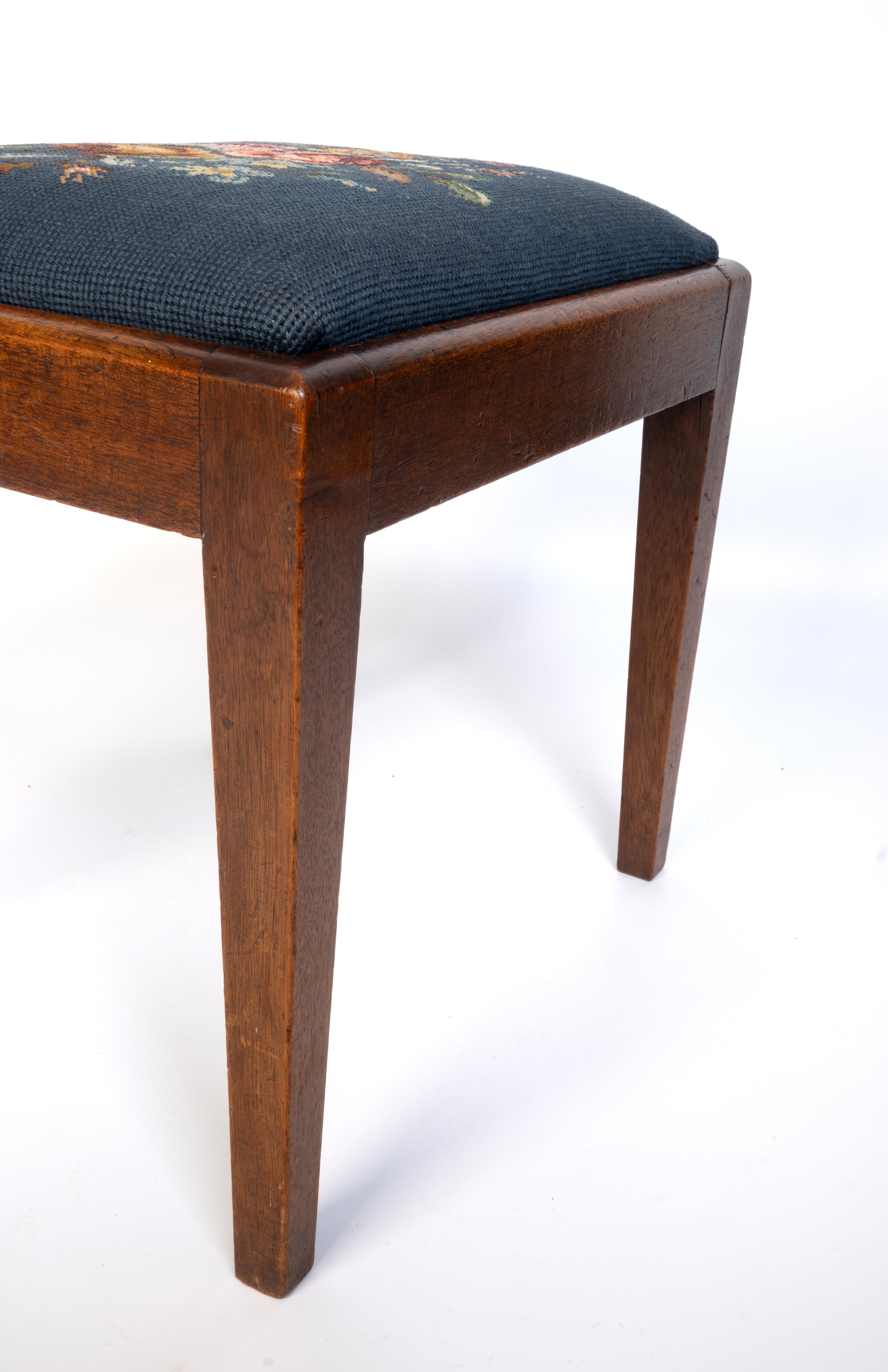 Antiker englischer Arts and Crafts-Hocker mit Nadelspitze, um 1900 (Frühes 20. Jahrhundert) im Angebot