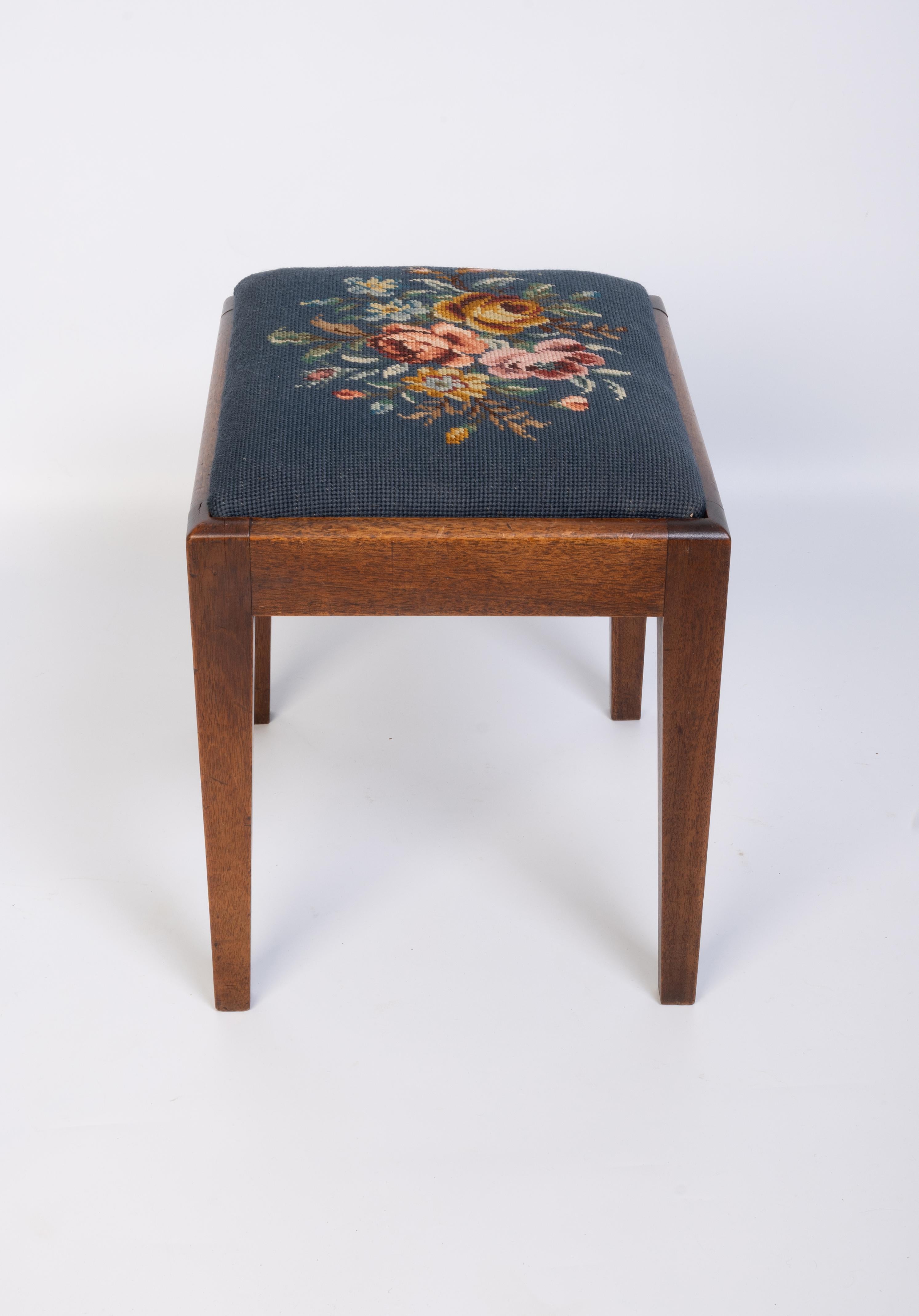 Antiker englischer Arts and Crafts-Hocker mit Nadelspitze, um 1900 im Angebot 1