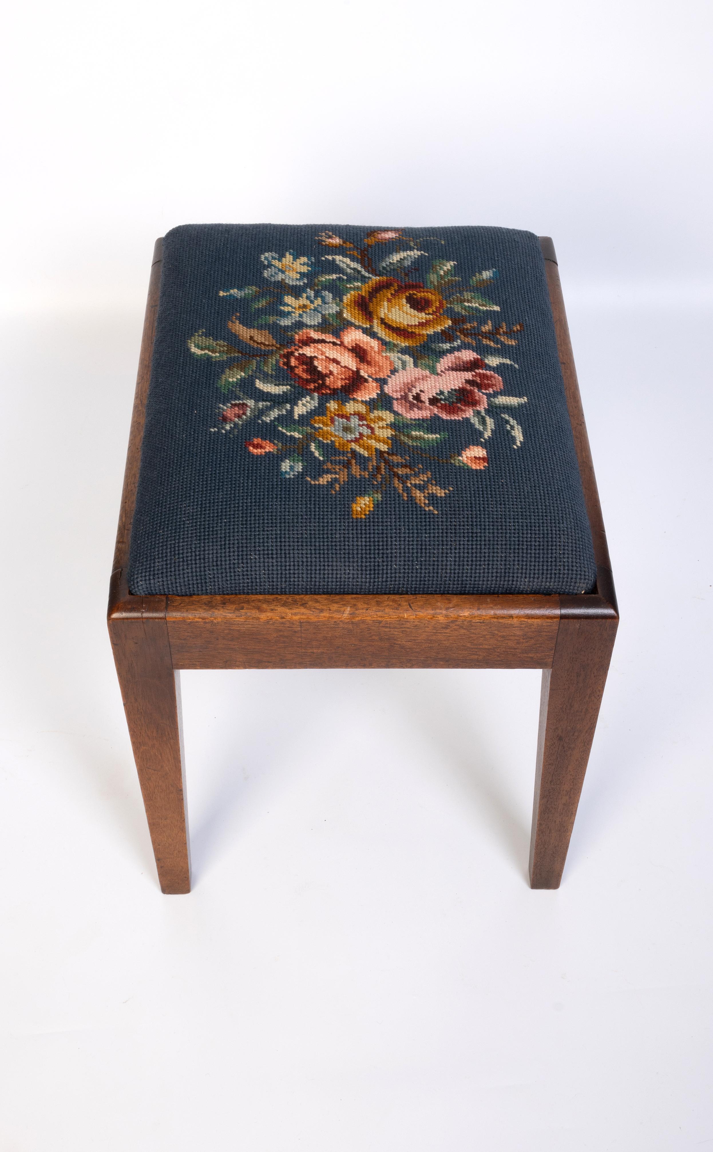 Antiker englischer Arts and Crafts-Hocker mit Nadelspitze, um 1900 im Angebot 2