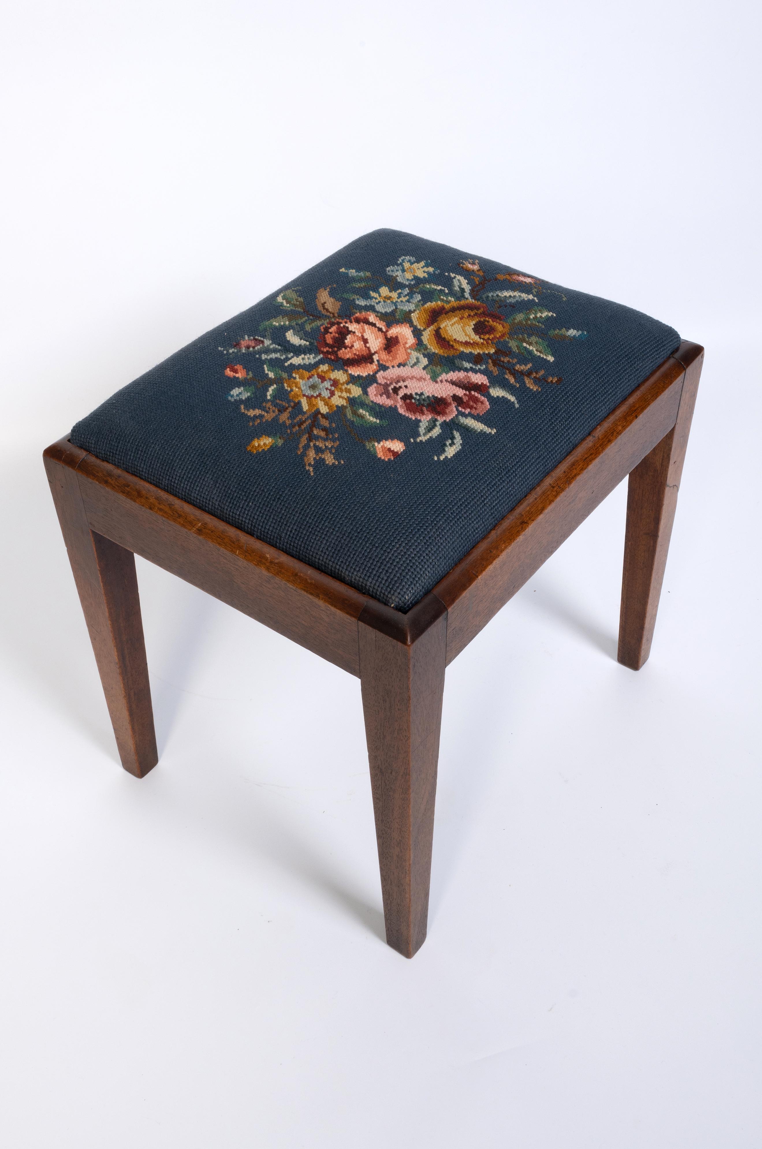 Antiker englischer Arts and Crafts-Hocker mit Nadelspitze, um 1900 im Angebot 3