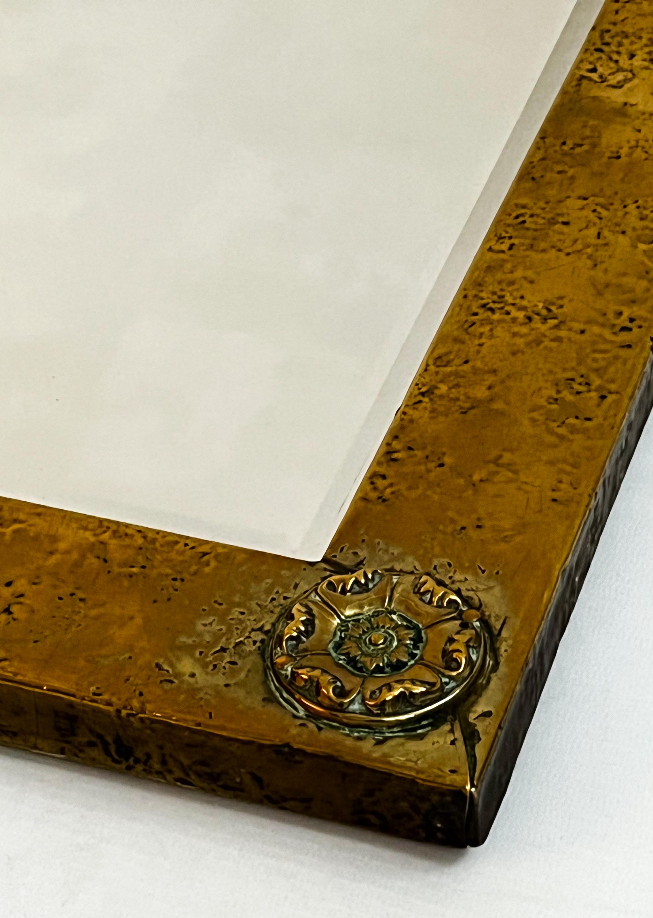 Antiker englischer Arts and Crafts-Spiegel aus poliertem Messing und Gold Liberty and Co London (Englisch) im Angebot