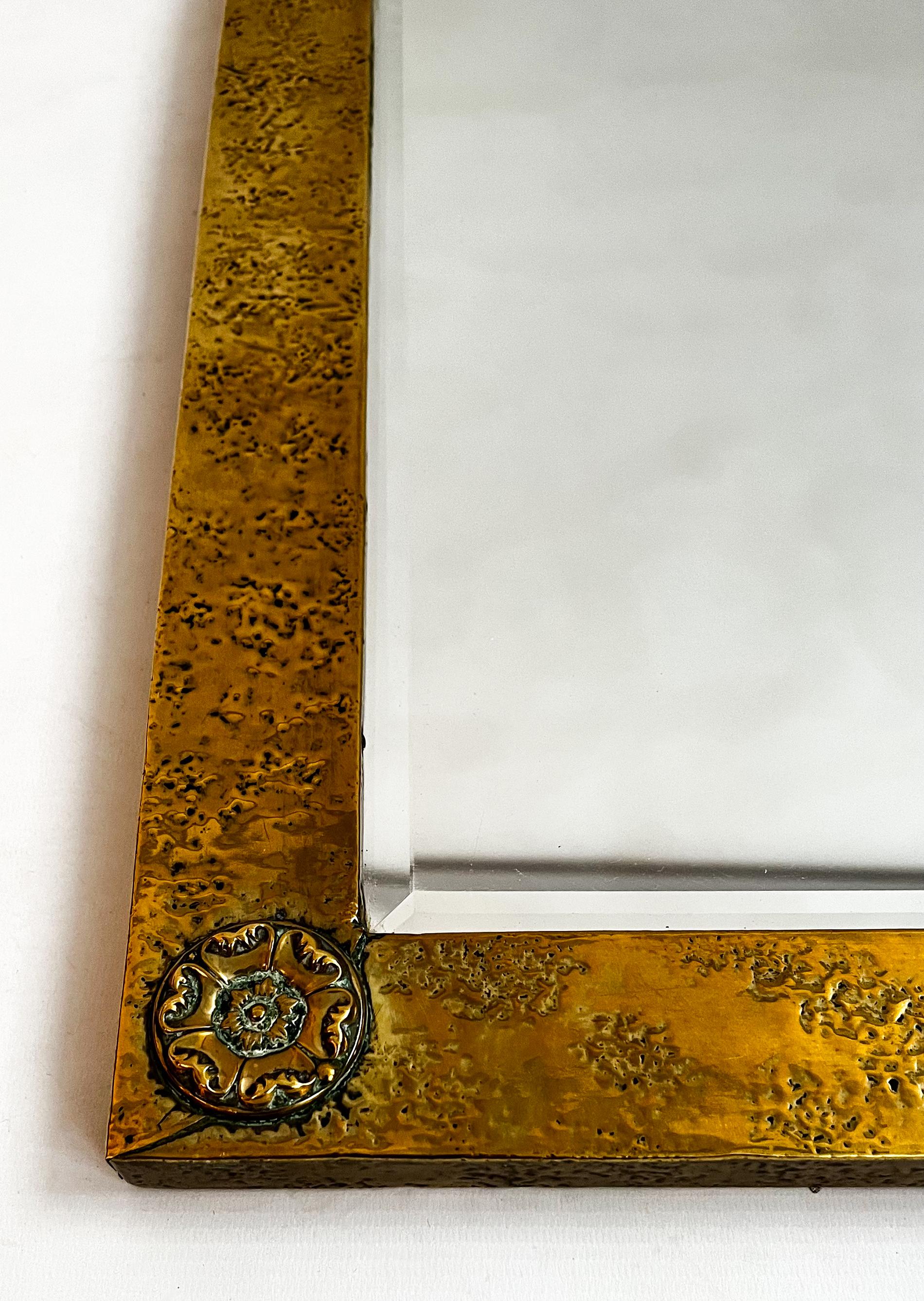 Antiker englischer Arts and Crafts-Spiegel aus poliertem Messing und Gold Liberty and Co London (Gehämmert) im Angebot