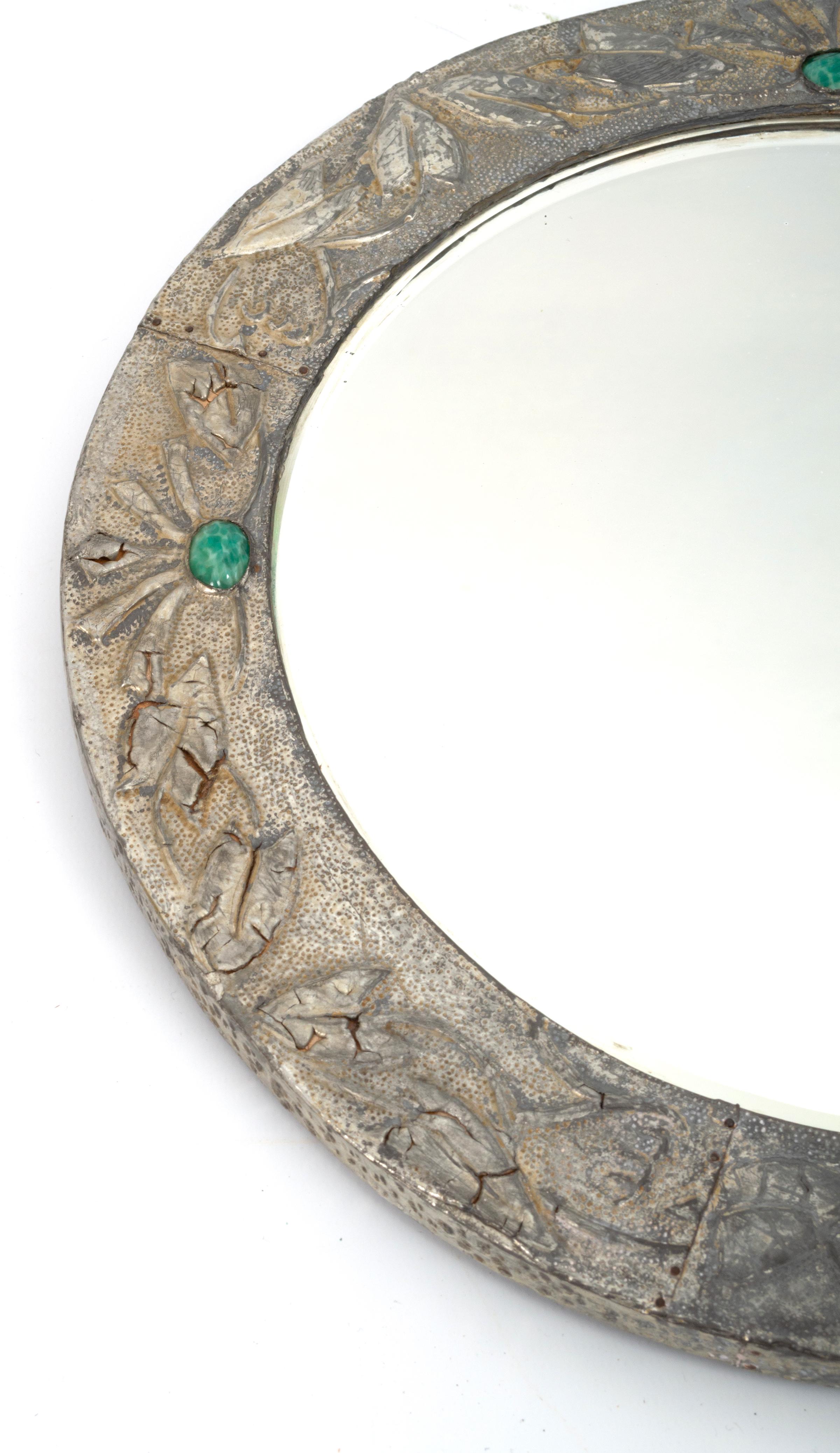 Antiker englischer Arts & Crafts kreisförmiger Cabochon-Wandspiegel aus Zinn 
C.1900
Ein schönes Beispiel. 
In gutem, dem Alter entsprechendem Zustand. Einige sehr geringfügige Stockflecken auf dem ursprünglichen Spiegel und Lochfraß auf dem Zinn