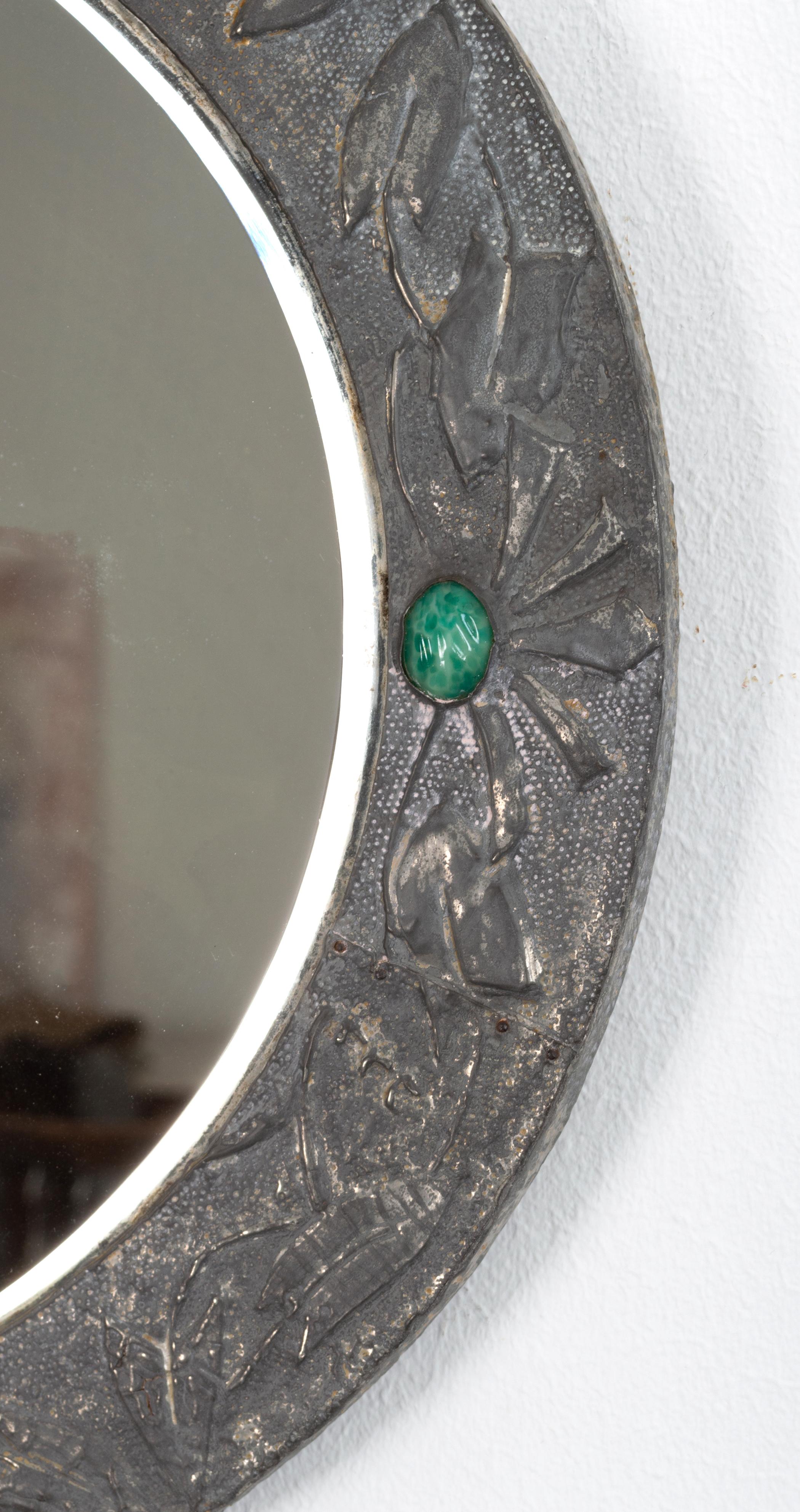 Antiker englischer Arts and Crafts-Wandspiegel aus rundem Zinn mit Cabochonschliff (Englisch) im Angebot