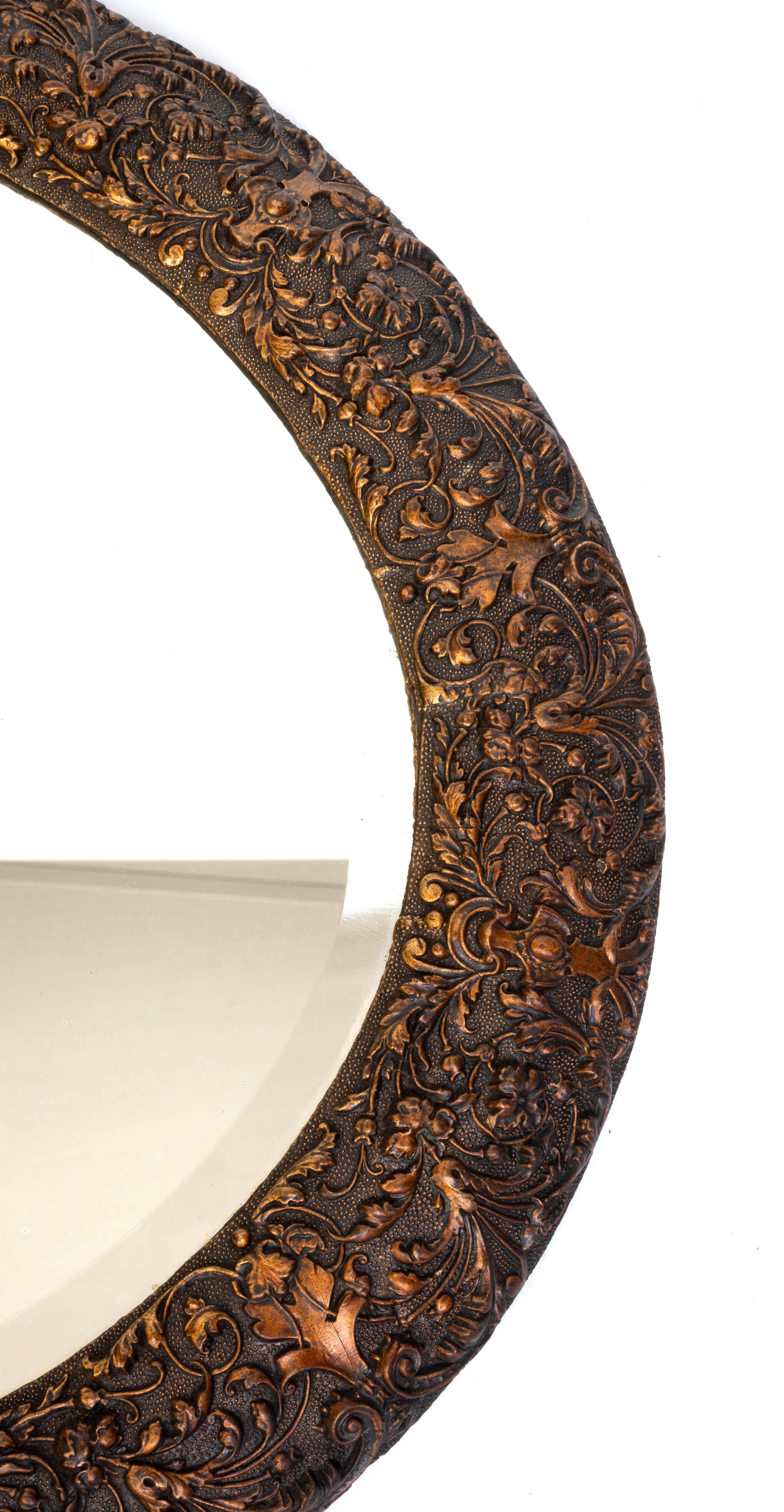 Antiguo espejo ovalado inglés Arts & Crafts de cobre C.1900 Repujado en venta