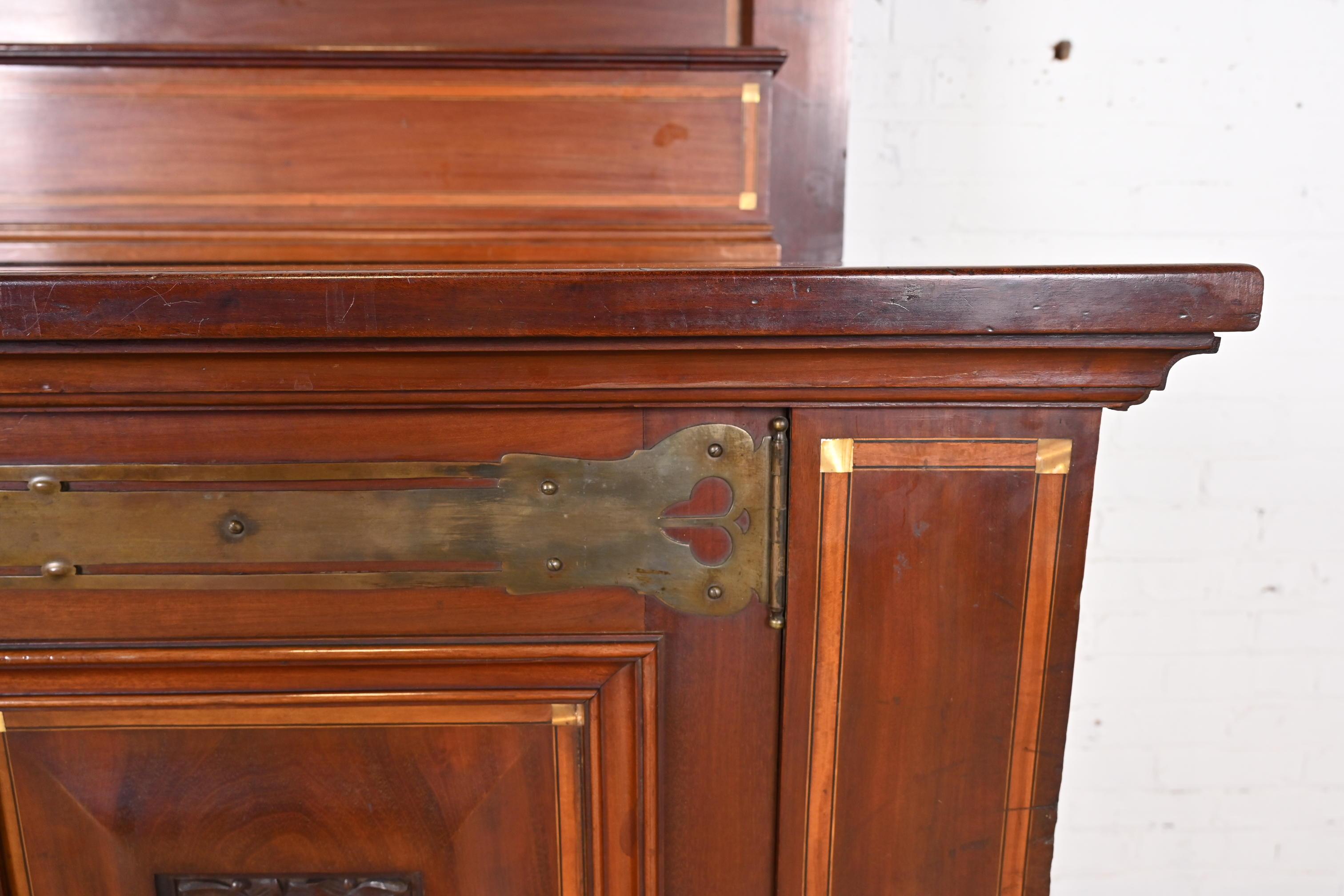 Buffet anglais antique Arts & Crafts en acajou marqueté par Robson & Sons en vente 3