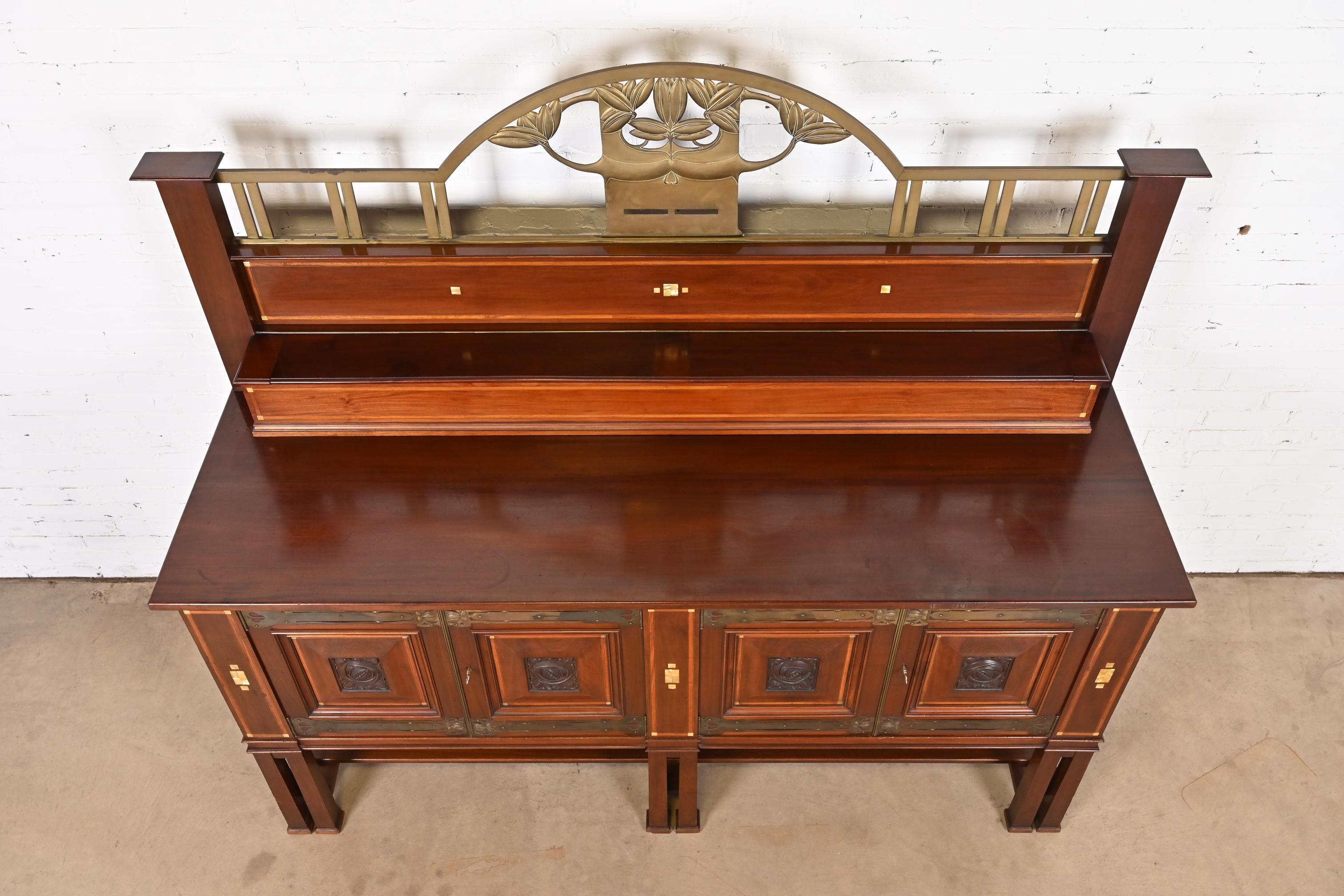 Laiton Buffet anglais antique Arts & Crafts en acajou marqueté par Robson & Sons en vente