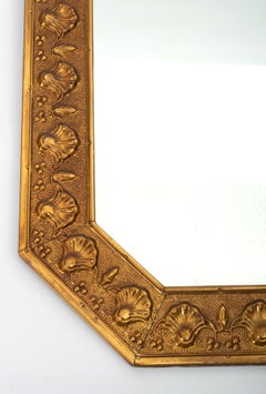 Antico specchio inglese Arts & Crafts Long Octagonal Repousse Brass C.A. 1920