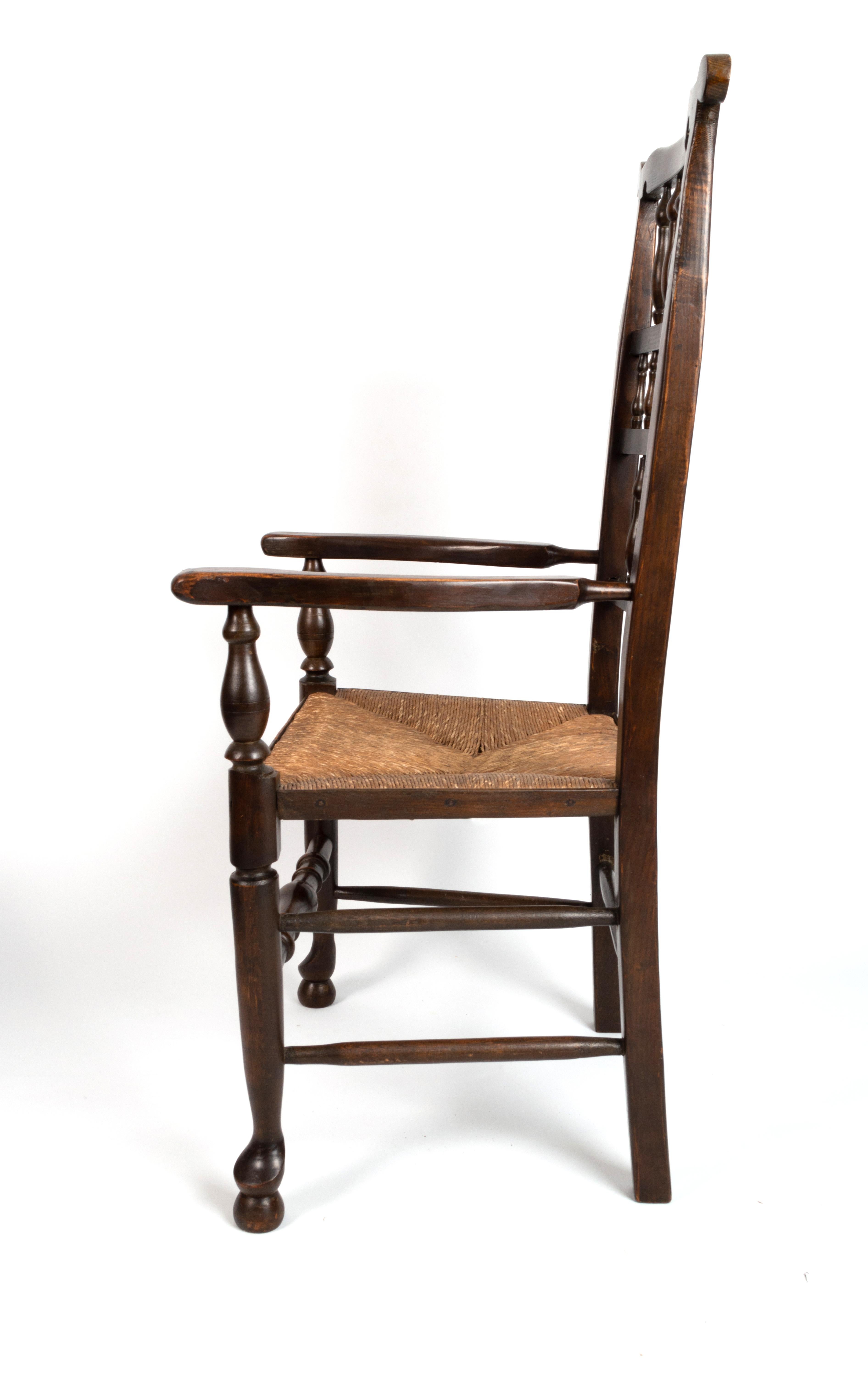 Antiker englischer Arts and Crafts-Stuhl aus Eichenholz mit Binsenarmlehne, um 1840 (Land) im Angebot