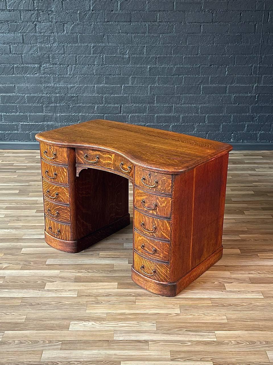 Condit : Condition Vintage Originale

MATERIAL : Chêne scié sur quartier, poignées en laiton

Ce superbe bureau de style Arts & Crafts anglais incarne à la fois la fonctionnalité et l'élégance. Fabriqué en chêne scié sur quartier, il présente les