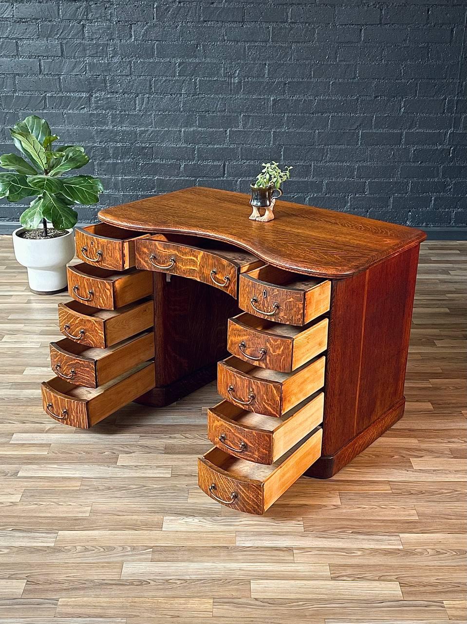 Arts and Crafts Bureau anglais ancien Arts & Crafts en chêne en vente