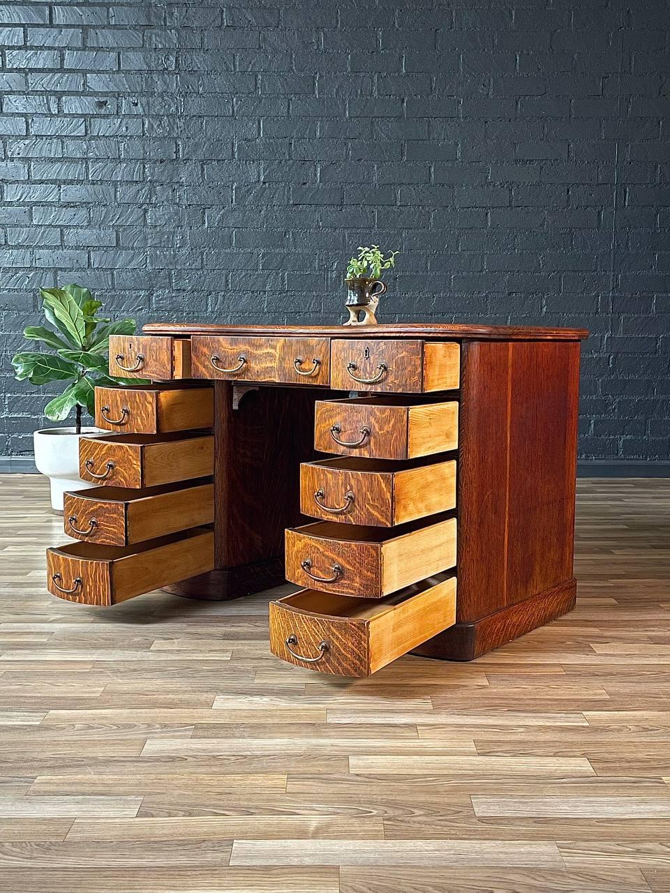 Bureau anglais ancien Arts & Crafts en chêne Bon état - En vente à Los Angeles, CA