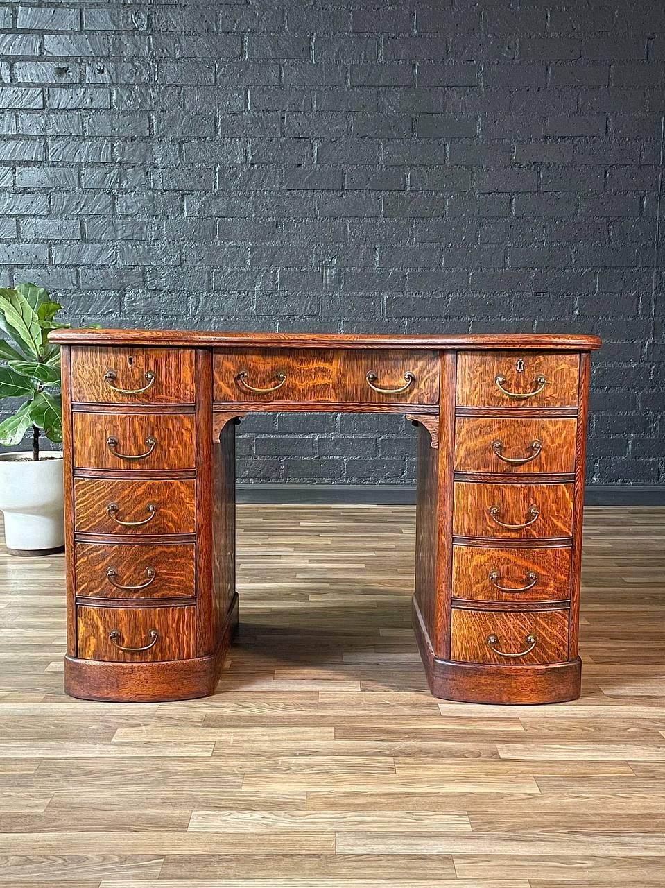 Début du 20ème siècle Bureau anglais ancien Arts & Crafts en chêne en vente
