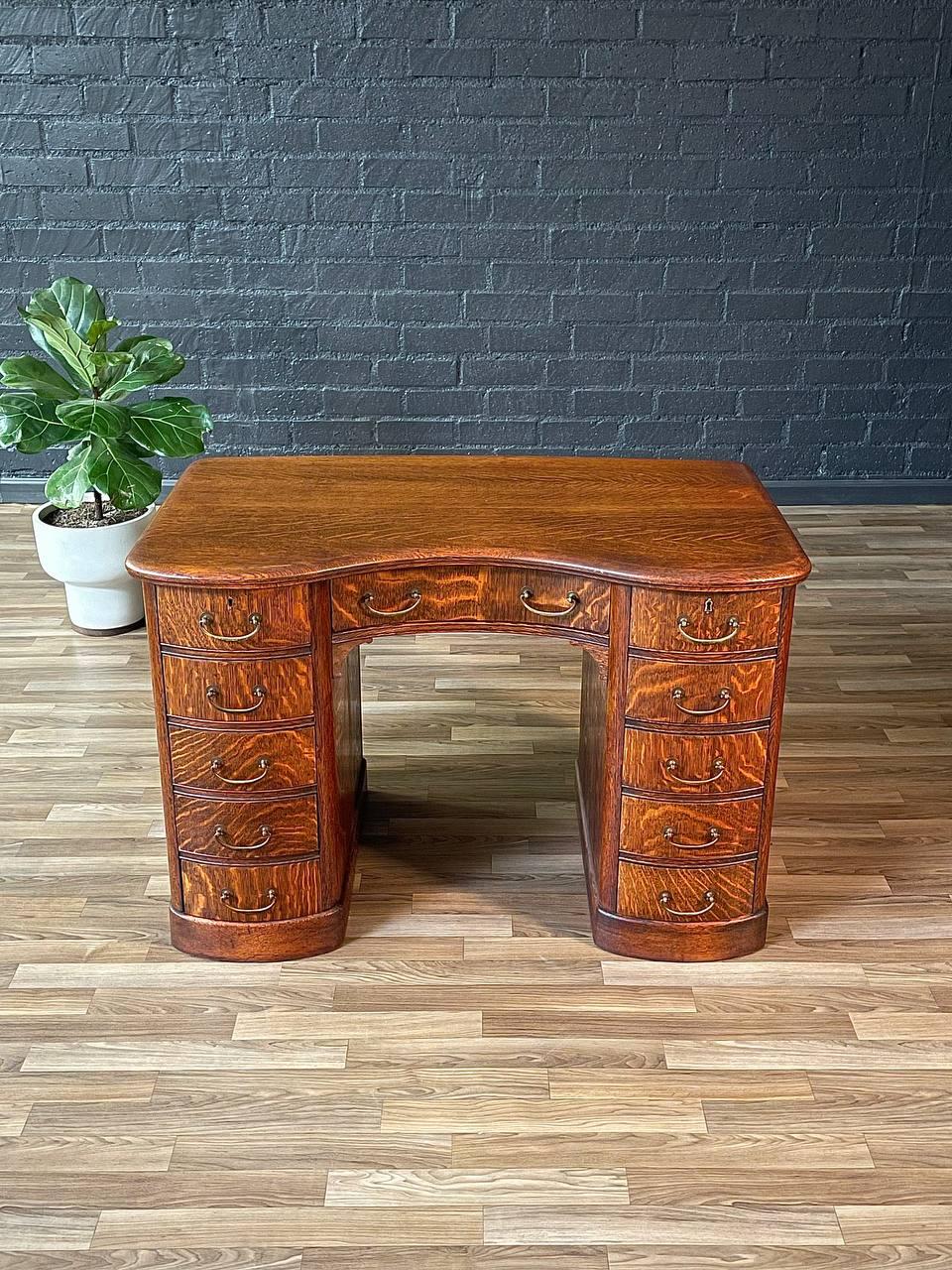 Laiton Bureau anglais ancien Arts & Crafts en chêne en vente