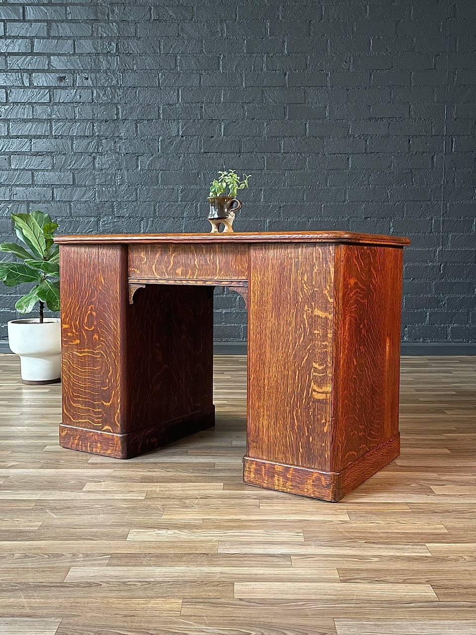 Bureau anglais ancien Arts & Crafts en chêne en vente 1
