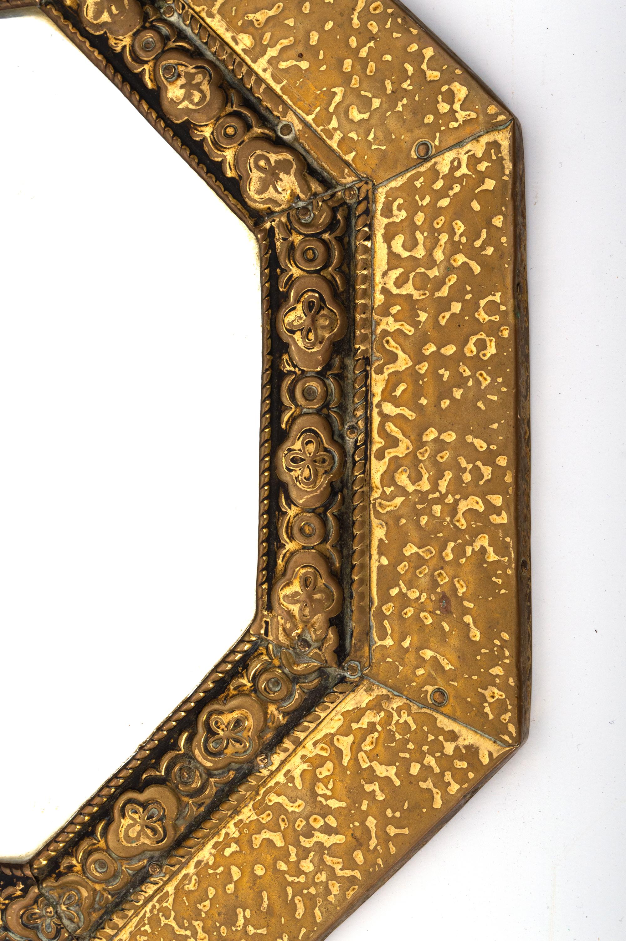 Antique English Arts & Crafts Octagonal Hammered Brass Mirror C.1920 In Good Condition For Sale In London, GB