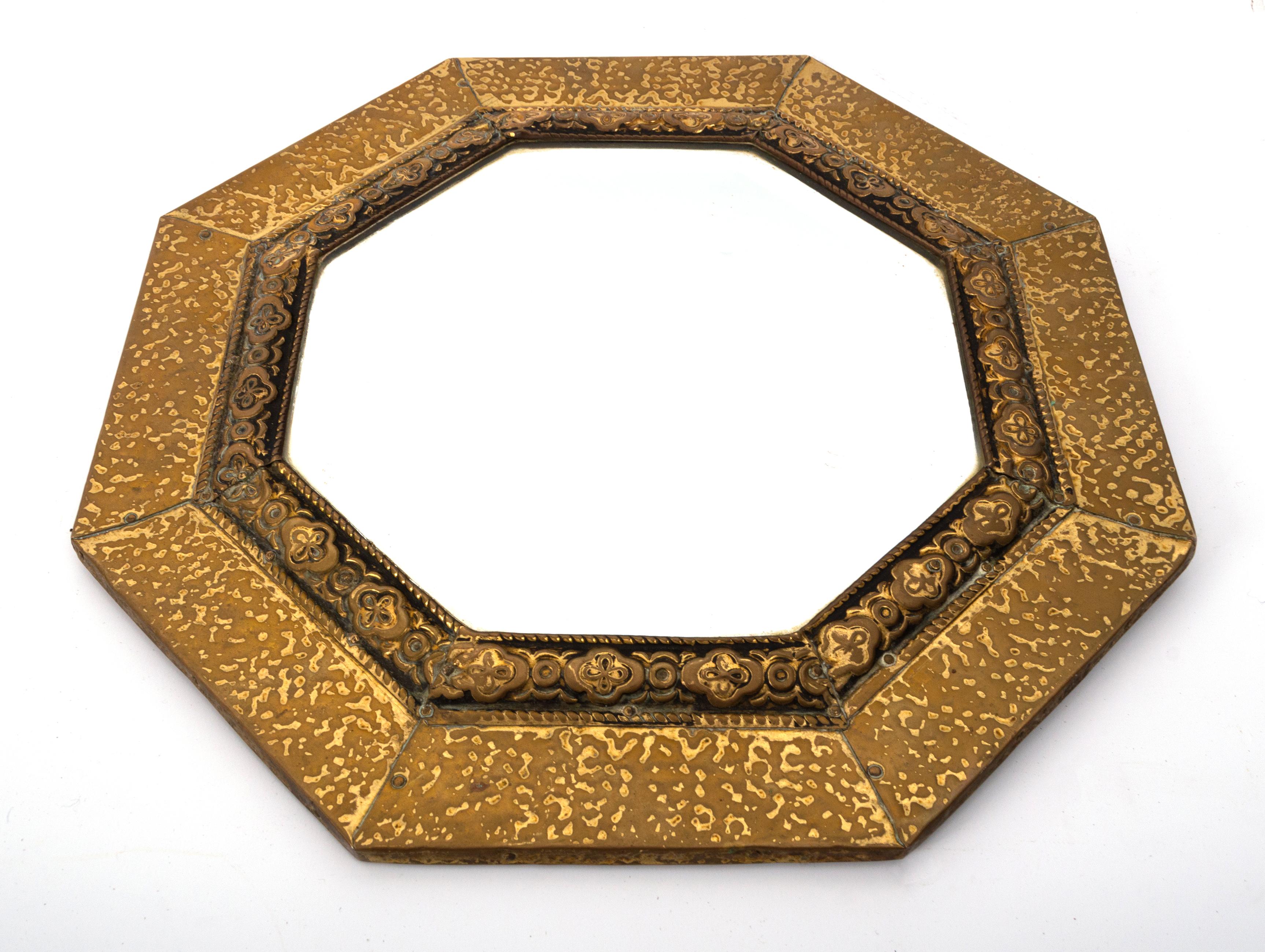 20th Century Antique English Arts & Crafts Octagonal Hammered Brass Mirror C.1920 For Sale