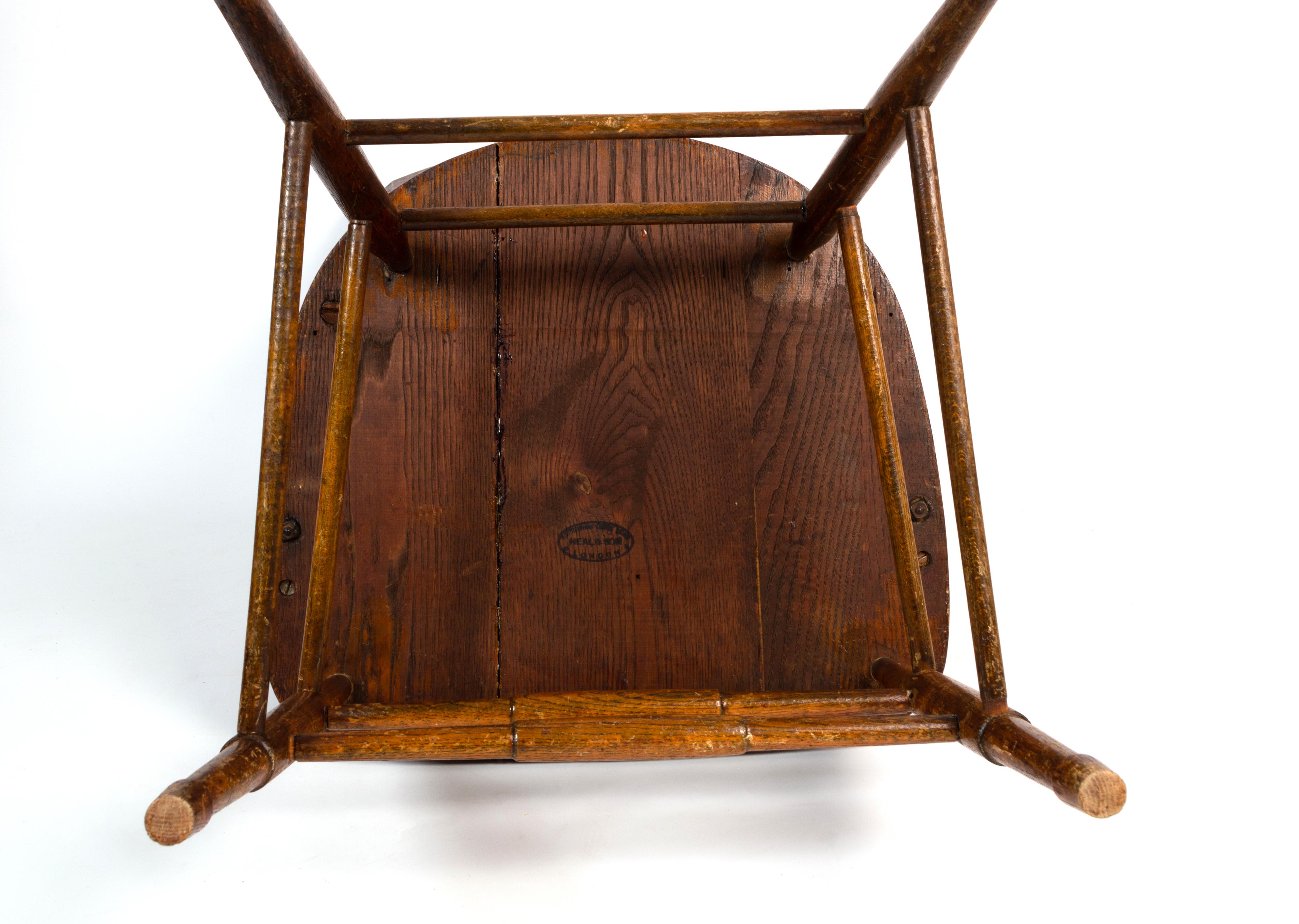Antiker englischer Arts and Crafts- Windsor-Stuhl mit Stick-Rückenlehne Heals aus London im Angebot 3