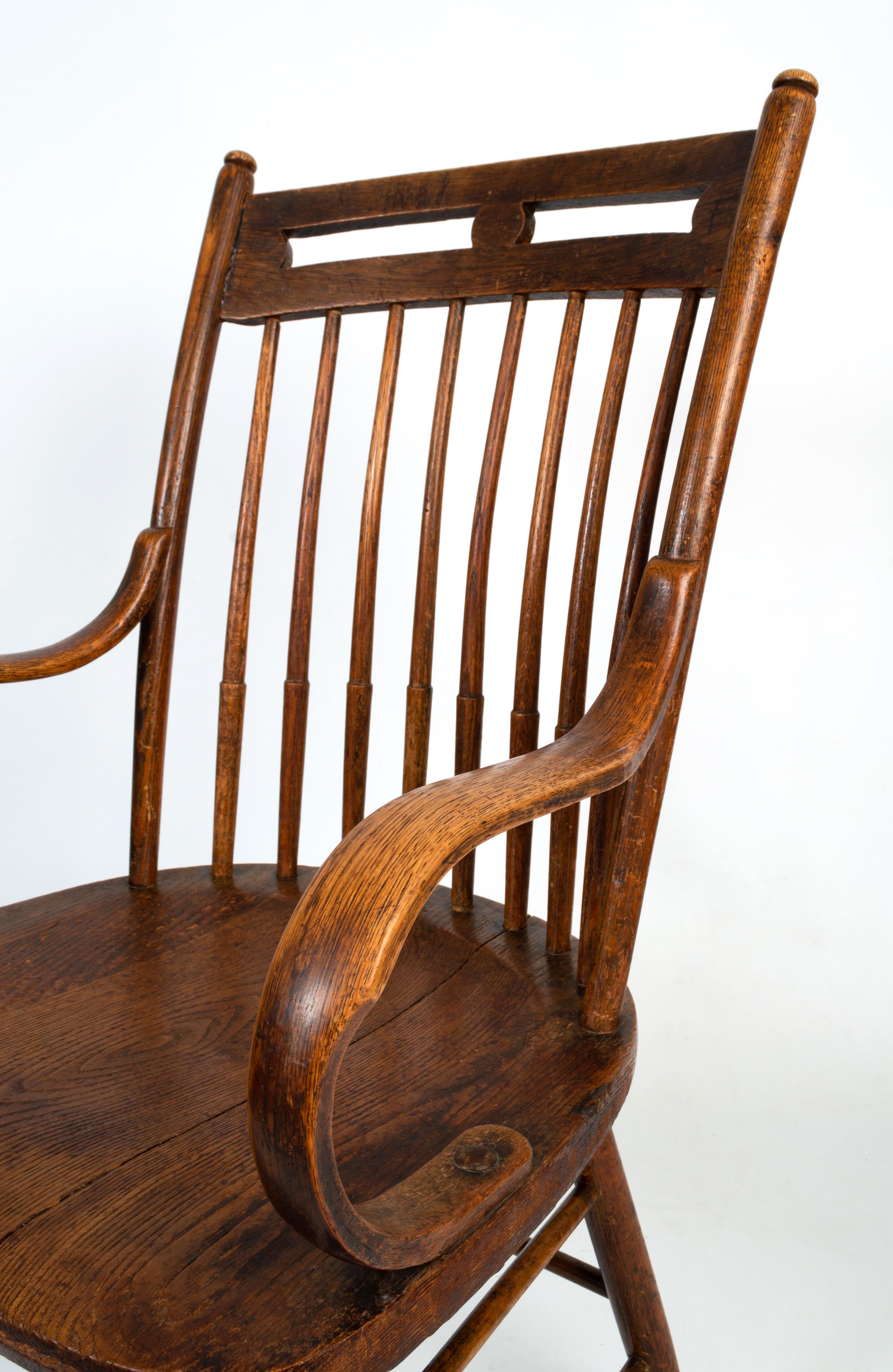 Ancienne chaise Windsor à dossier en bâton, de style Arts & Crafts anglais, 
Heals Of London
Construction en chêne
C.1900
Très bon état, en rapport avec l'âge.