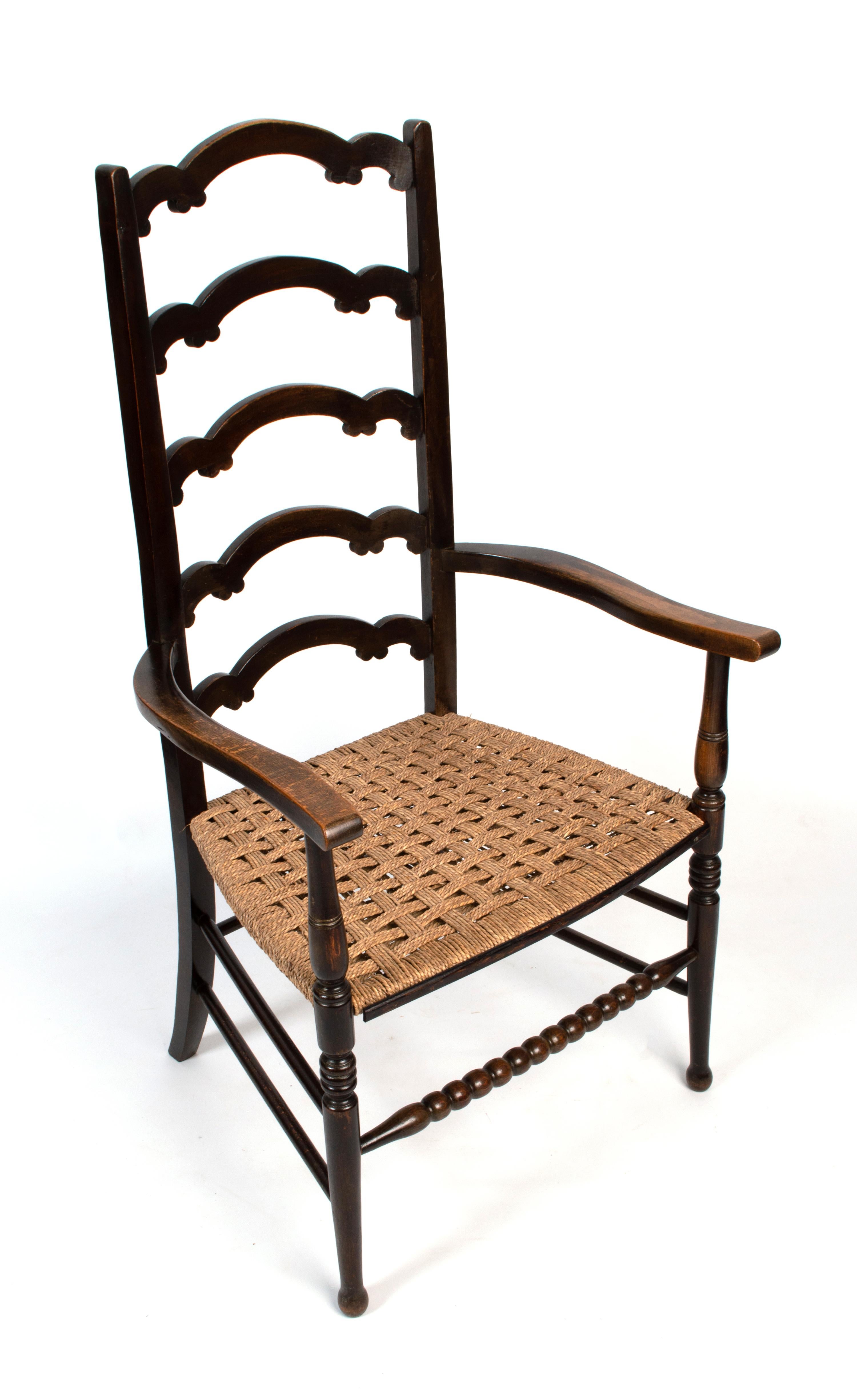 Arts and Crafts Antiquité anglaise Arts & Crafts William Birch Liberty & Co. Chaise coudée en vente