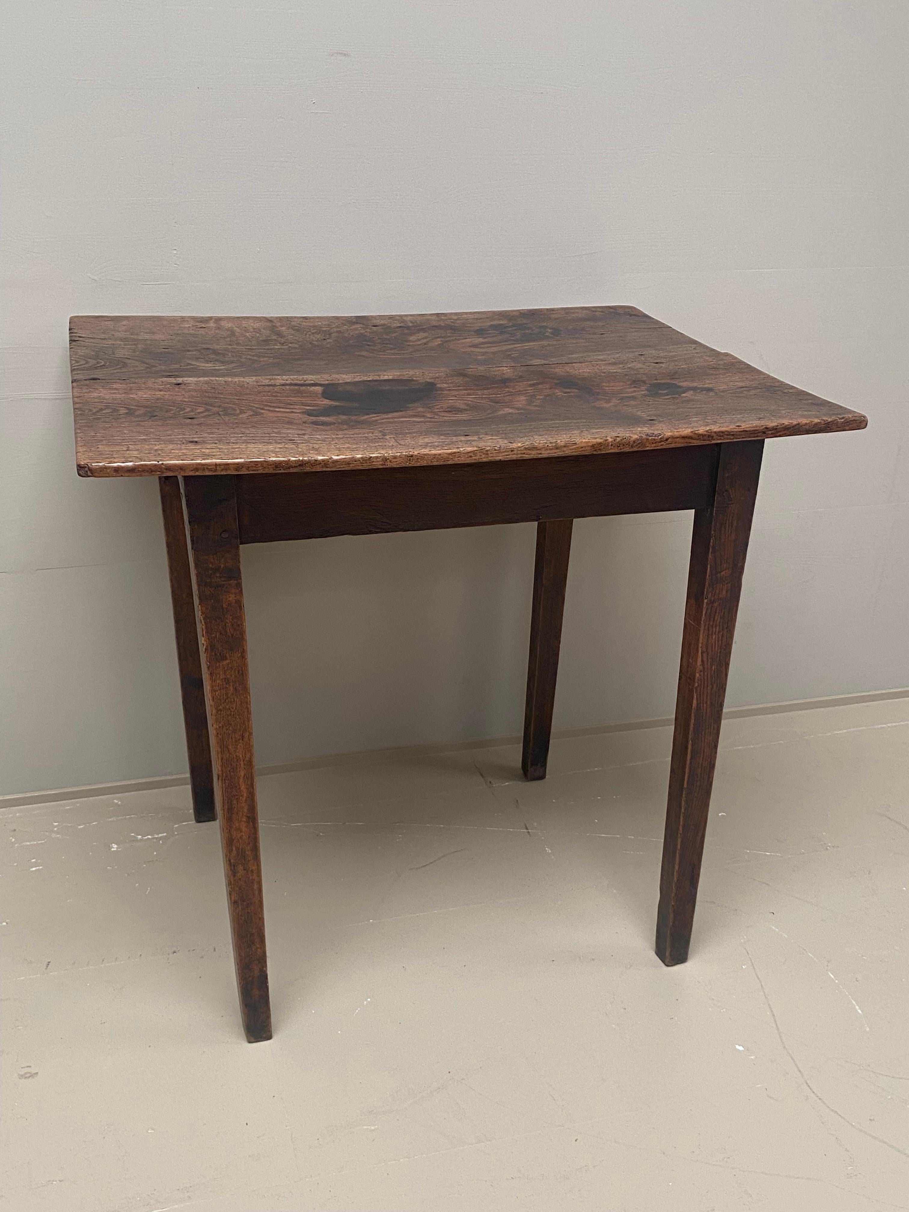English Antique side table in elm and ash wood,
18th century, ca 1780,
Elegant centre or side table with warm and worn finish,
beautiful table by its simplicity.