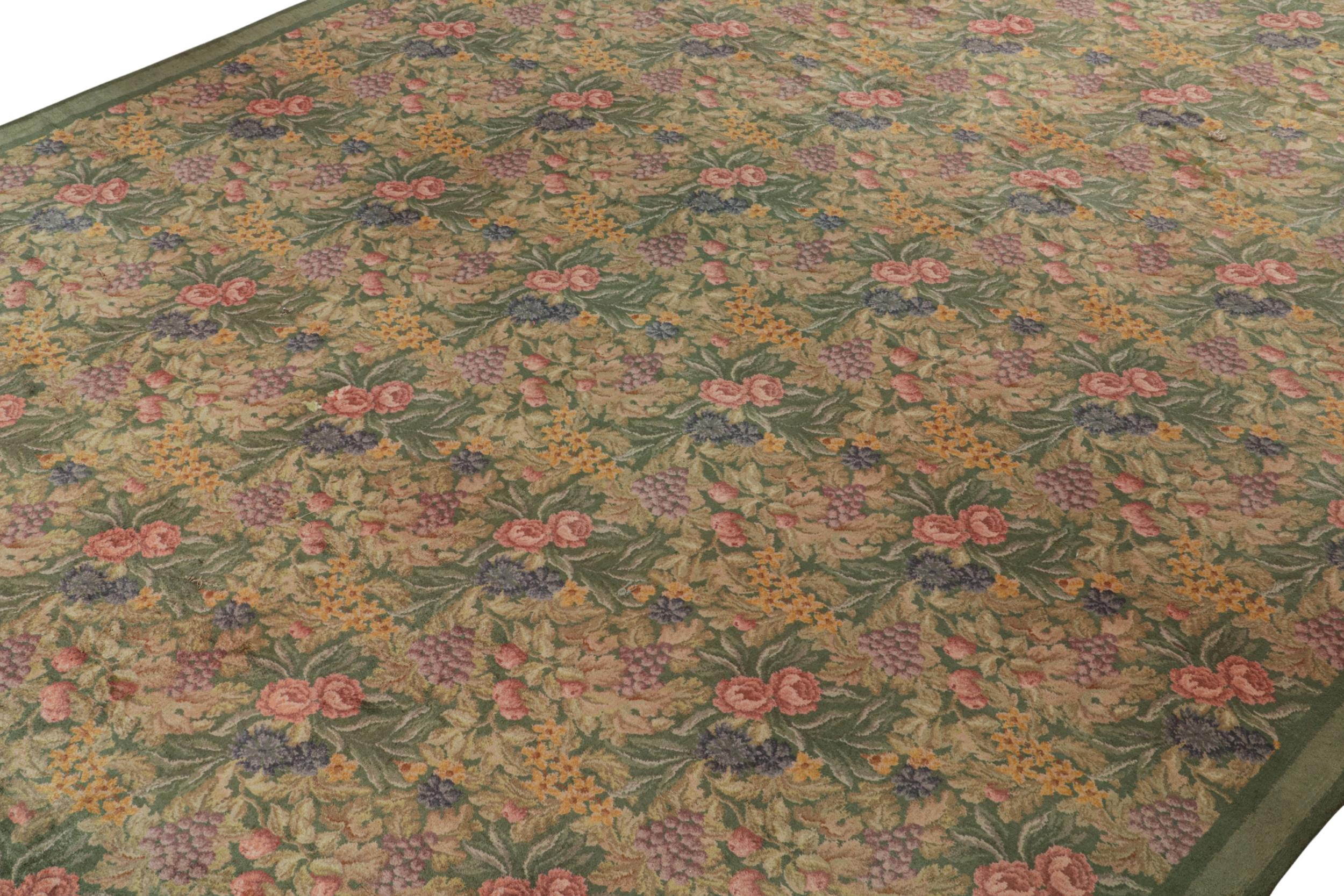 Noué à la main en laine, cet ancien tapis Axminster anglais 13x17 datant de 1920-1930 est un rare tapis surdimensionné dans ce style européen.

Sur le Design : 

Ce tapis unique présente un motif floral dans le style botanique, avec des teintes