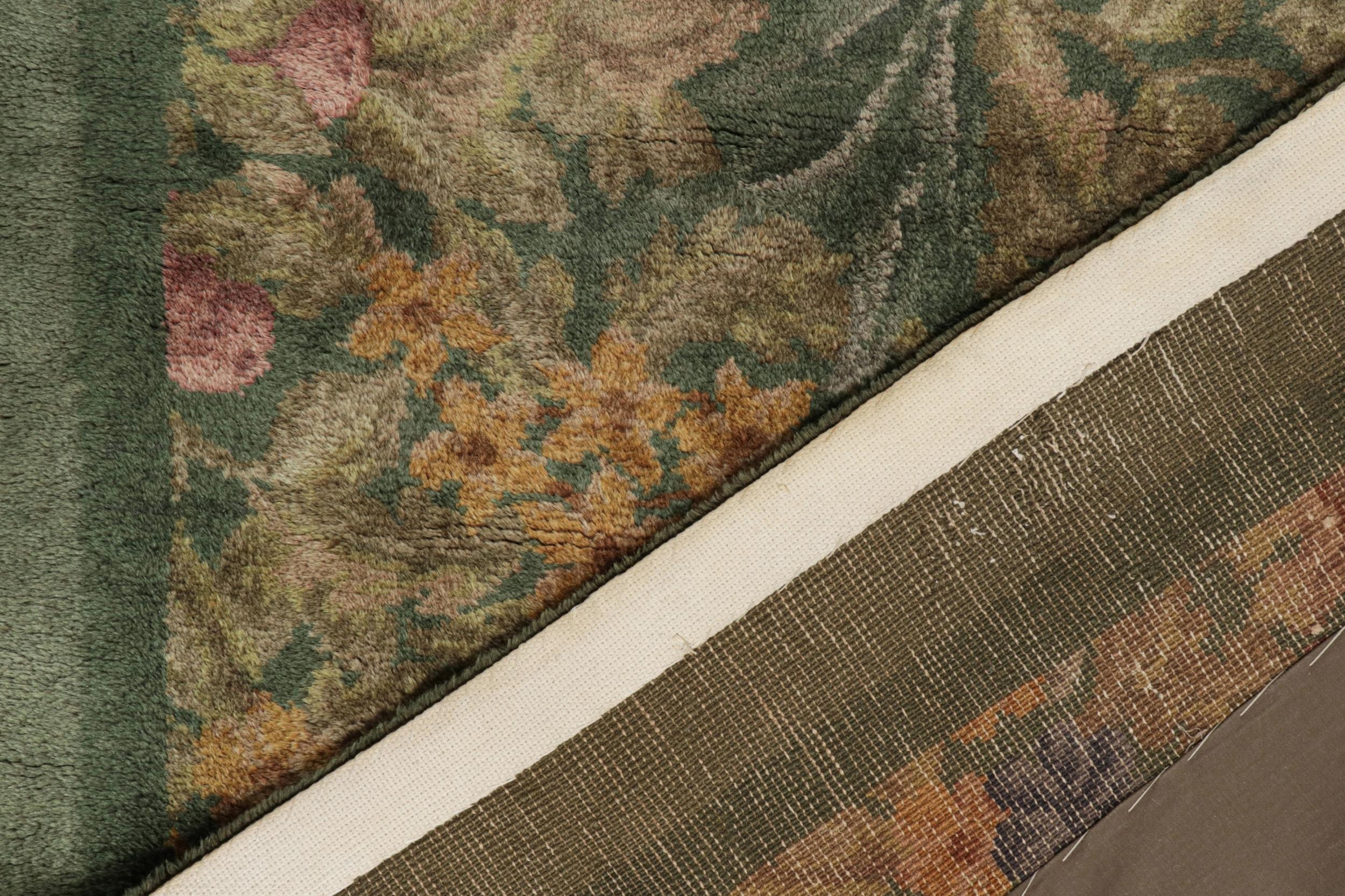 Antiker englischer Axminster-Teppich in Grün mit rosa geblümtem Design (Wolle) im Angebot