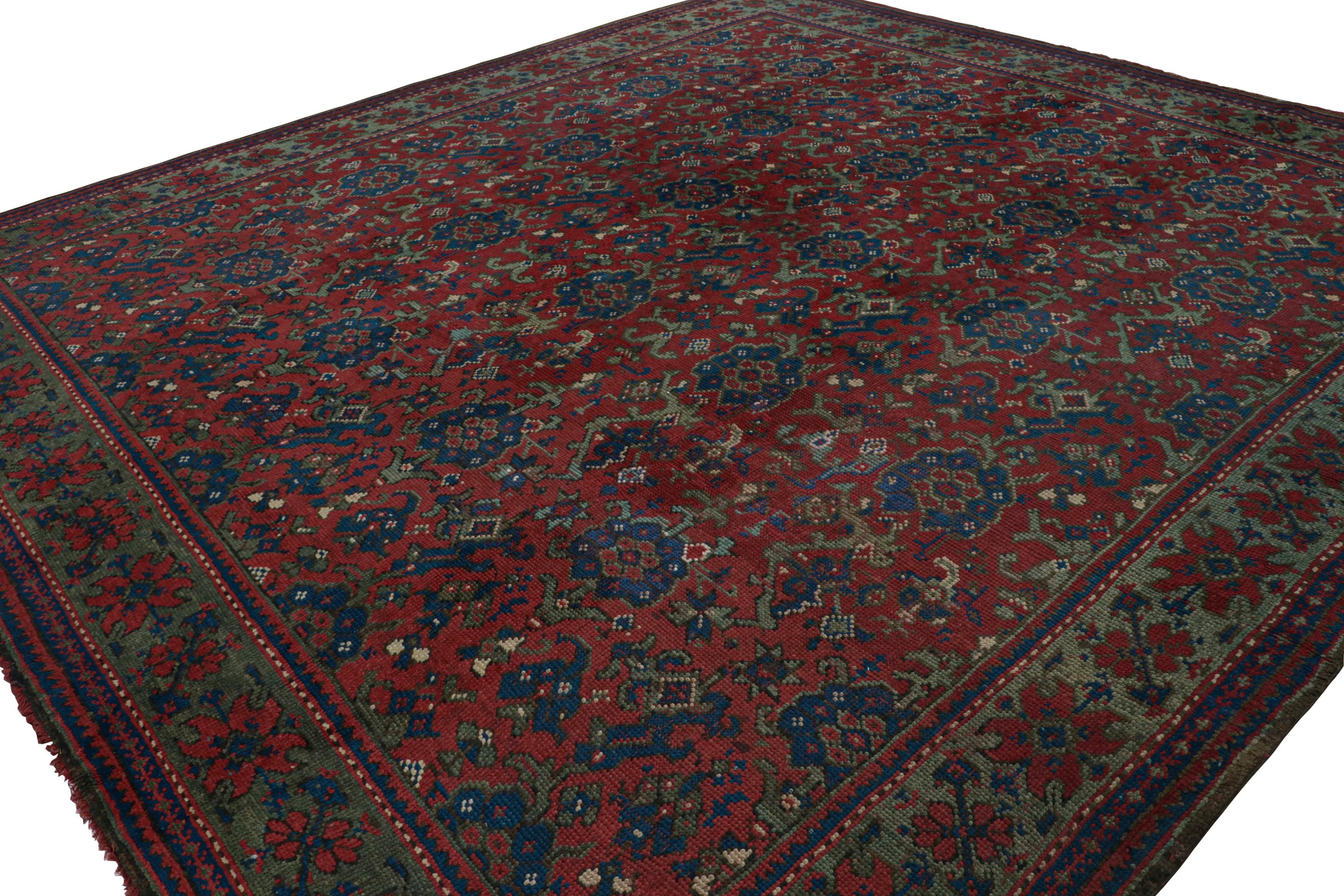 Dieser 13x14 große, antike englische Axminster-Teppich wurde um 1880-1890 in England aus handgeknüpfter Wolle hergestellt und ist eine seltene und aufregende neue Kuration aus der europäischen Teppichkollektion von Rug & Kilim. 

Über das