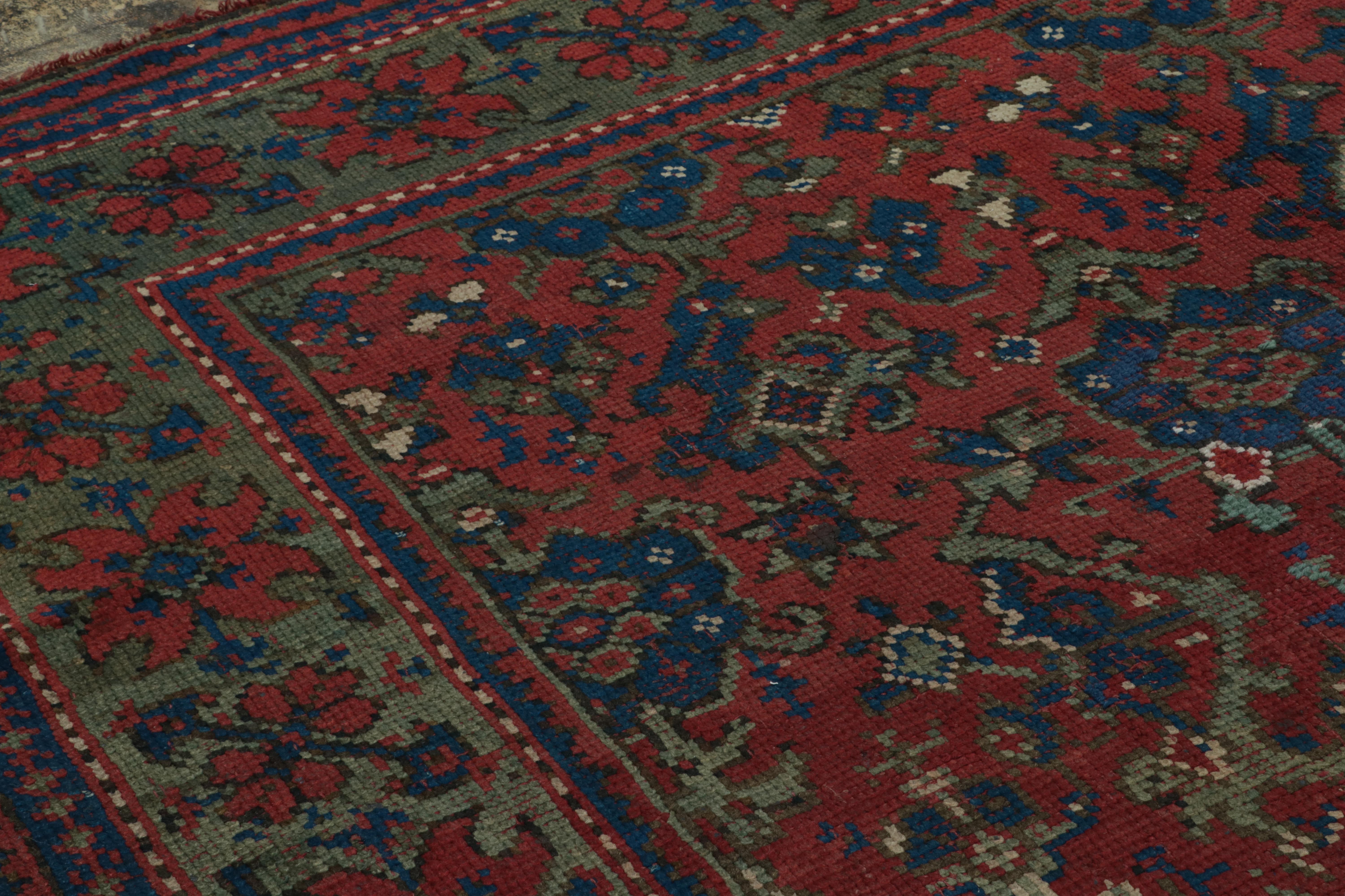 Realizzato in lana annodata a mano in Inghilterra intorno al 1880-1890, questo antico tappeto inglese Axminster 13x14 è una nuova, rara ed emozionante selezione della collezione di tappeti europei di Rug & Kilim. 

Sul design:

In questo pezzo, il