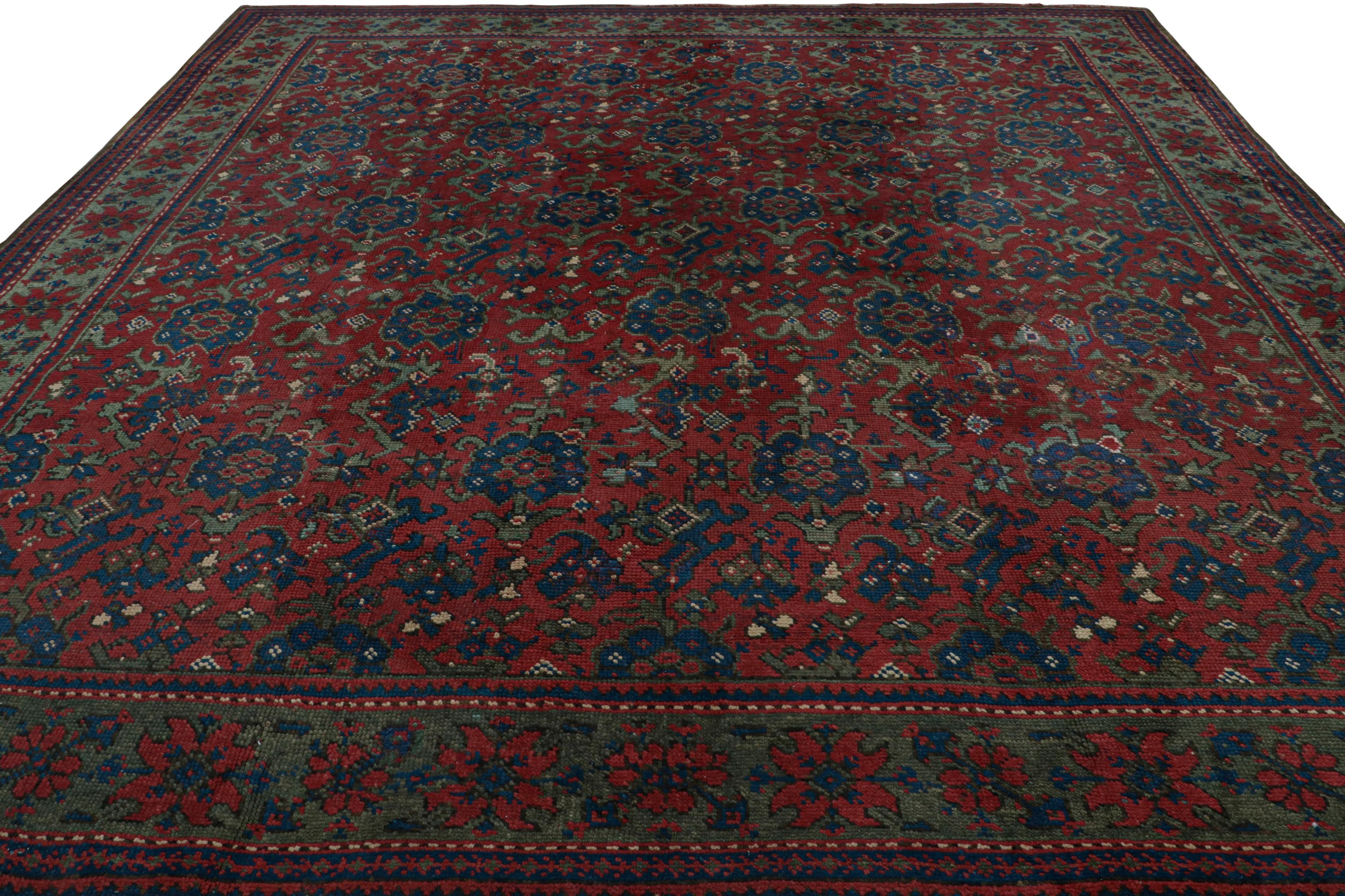 Antiker englischer Axminster-Teppich in Rot mit Blumenmustern, von Rug & Kilim (Englisch) im Angebot