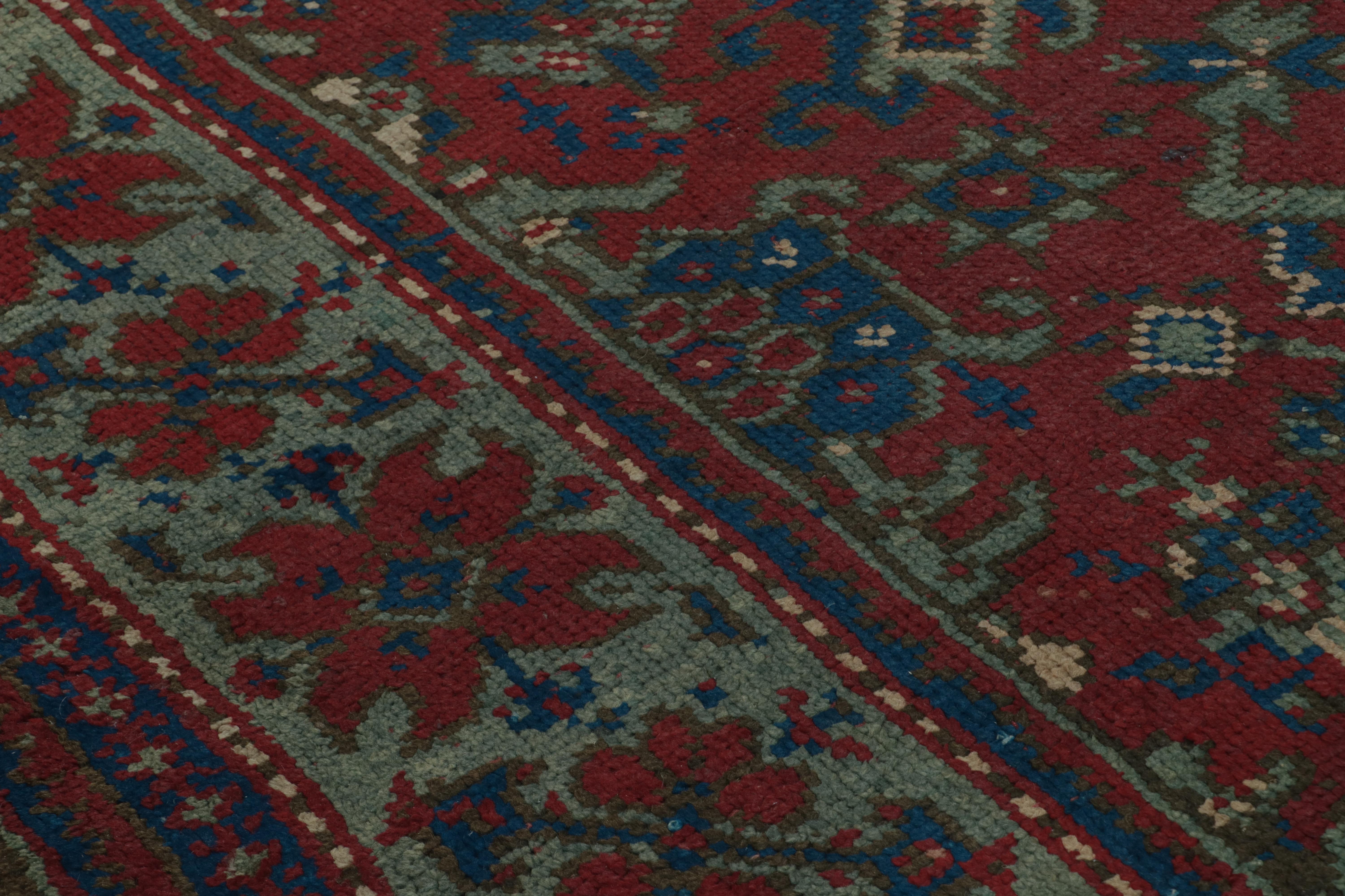 Inglese Tappeto Axminster inglese antico in rosso con motivi floreali, da Rug & Kilim in vendita