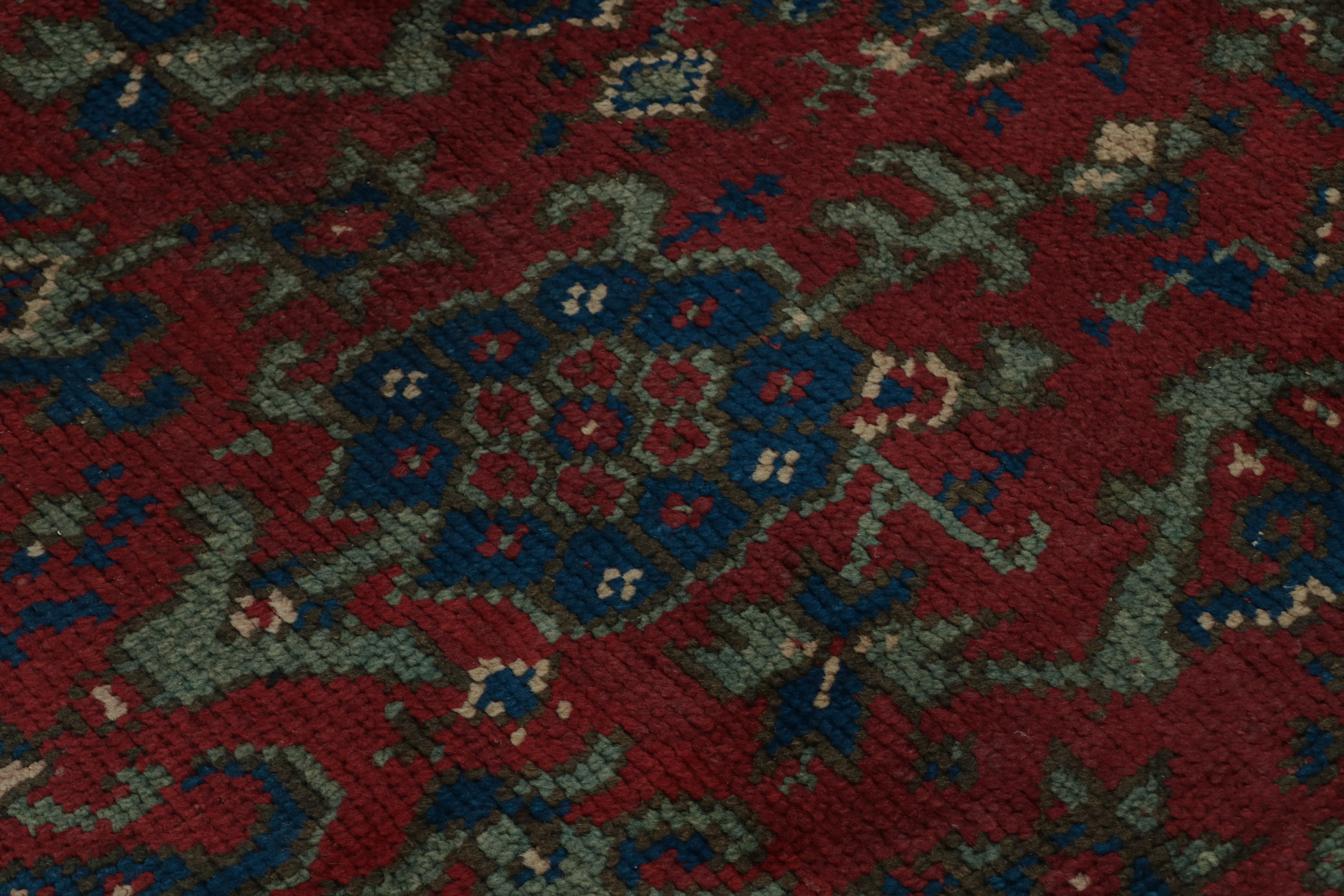 Annodato a mano Tappeto Axminster inglese antico in rosso con motivi floreali, da Rug & Kilim in vendita