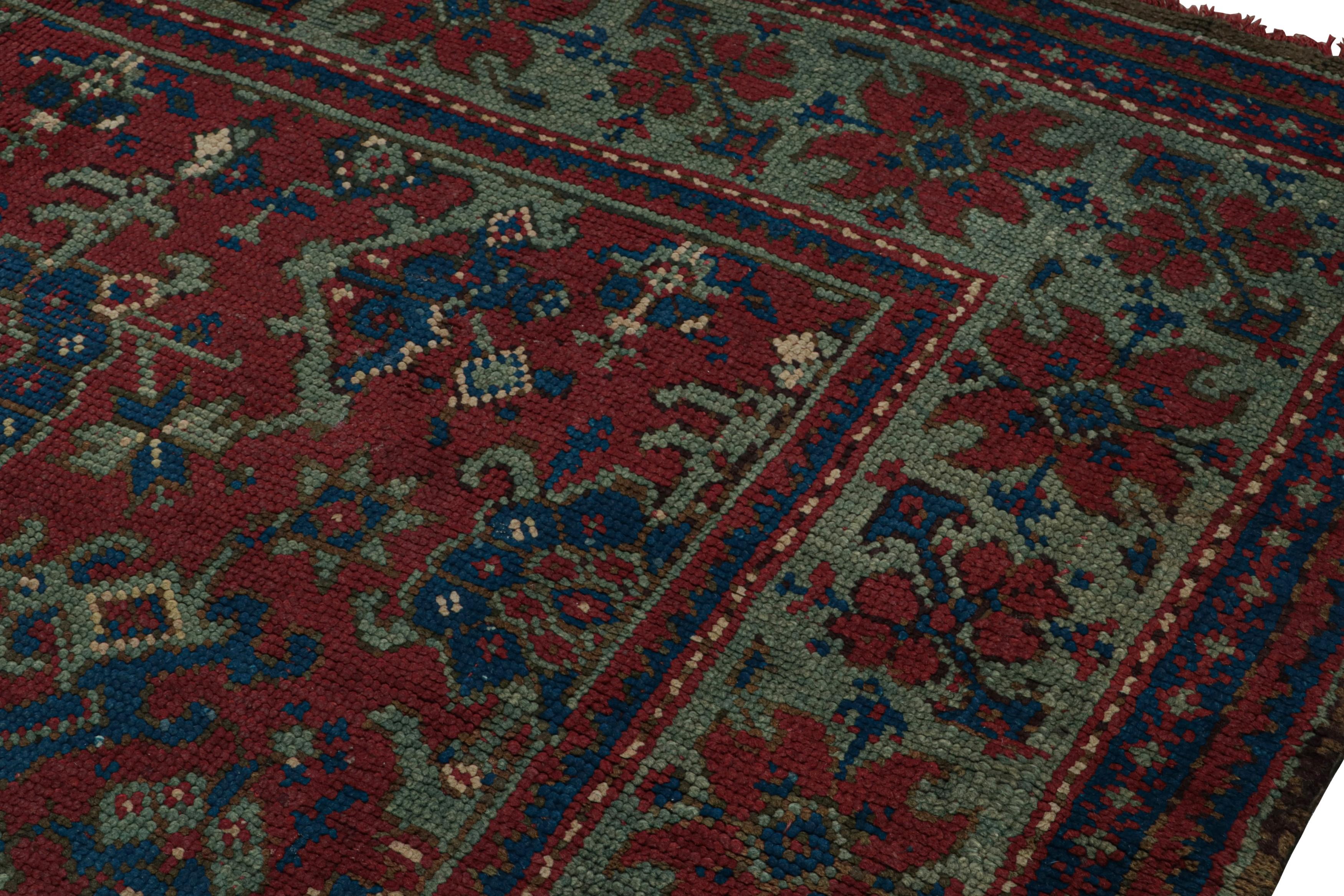 Antiker englischer Axminster-Teppich in Rot mit Blumenmustern, von Rug & Kilim im Zustand „Gut“ im Angebot in Long Island City, NY