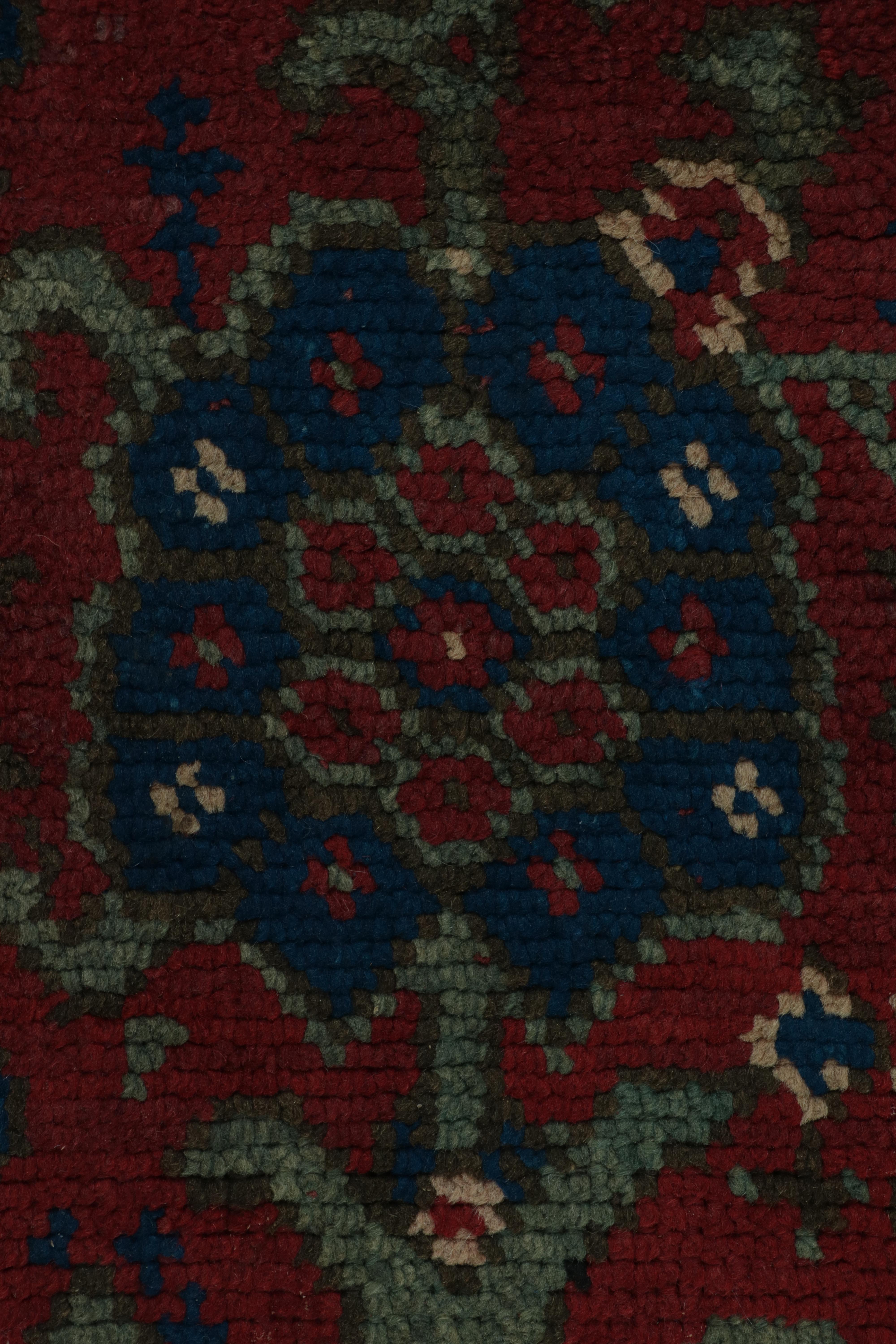 Tappeto Axminster inglese antico in rosso con motivi floreali, da Rug & Kilim In condizioni buone in vendita a Long Island City, NY