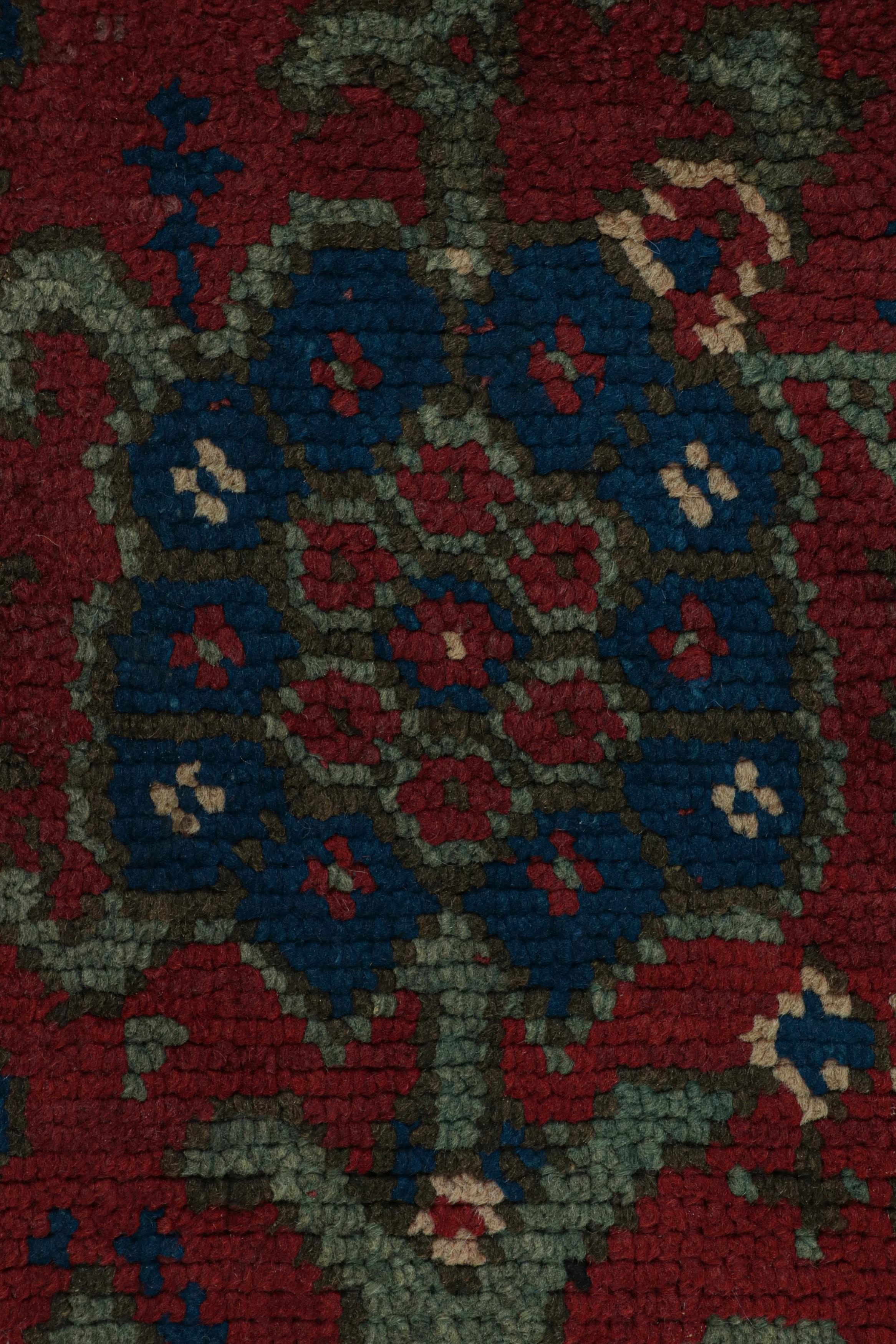 Antiker englischer Axminster-Teppich in Rot mit Blumenmustern, von Rug & Kilim (Spätes 19. Jahrhundert) im Angebot