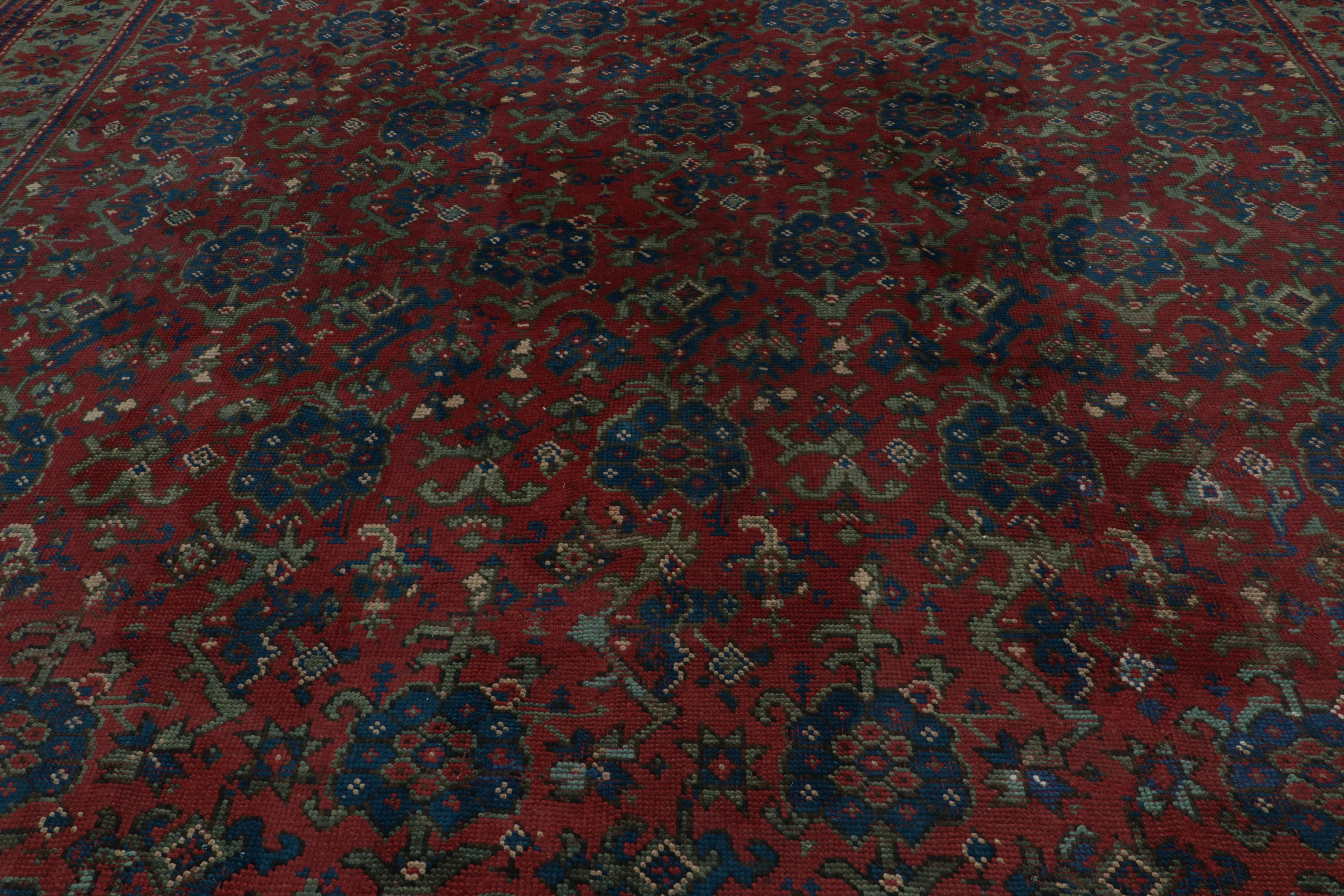 Lana Tappeto Axminster inglese antico in rosso con motivi floreali, da Rug & Kilim in vendita