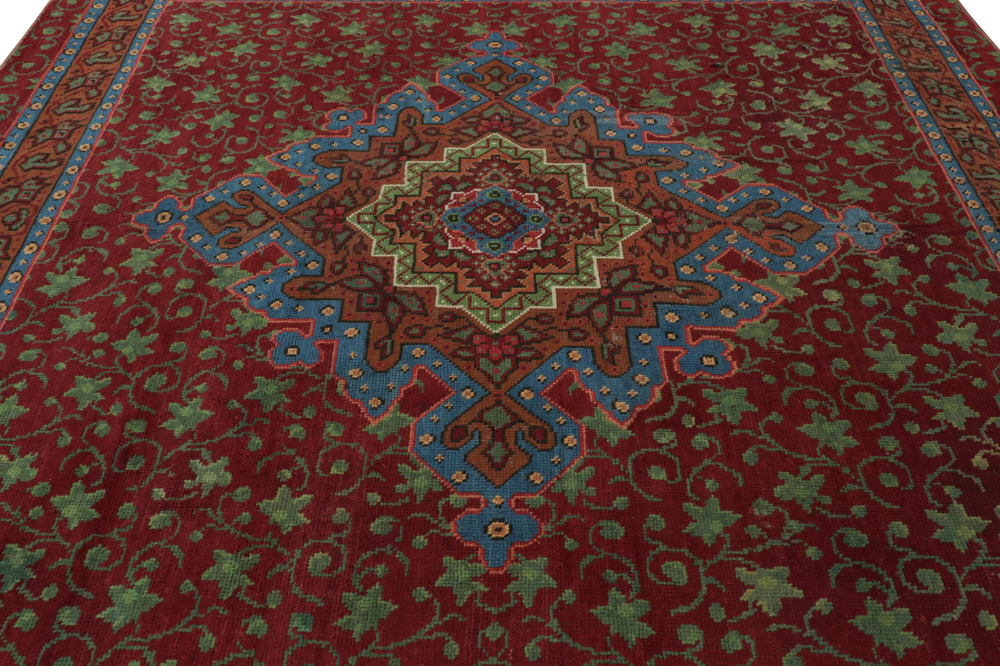 Dieser 10x10 große, antike englische Axminster-Teppich aus handgeknüpfter Wolle ist eine kühne Ergänzung des Repertoires an antiken Teppichen von Rug & Kilim. 

Über das Design: 

Rot- und Brauntöne unterstreichen die zahlreichen floralen Bordüren