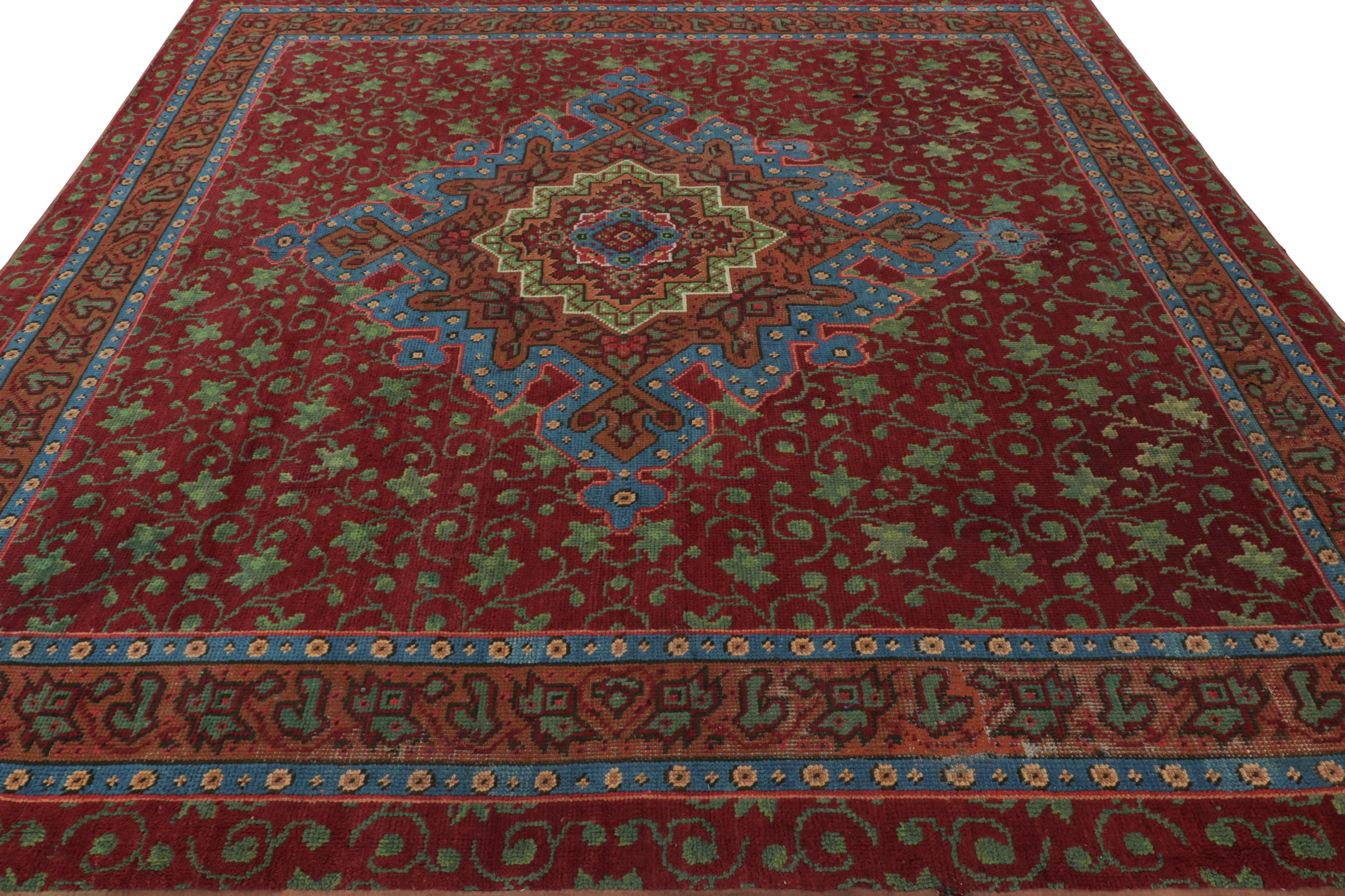 Antiker englischer Axminster-Teppich, rot mit Blumenmedaillon - Rug & Kilim im Zustand „Gut“ im Angebot in Long Island City, NY