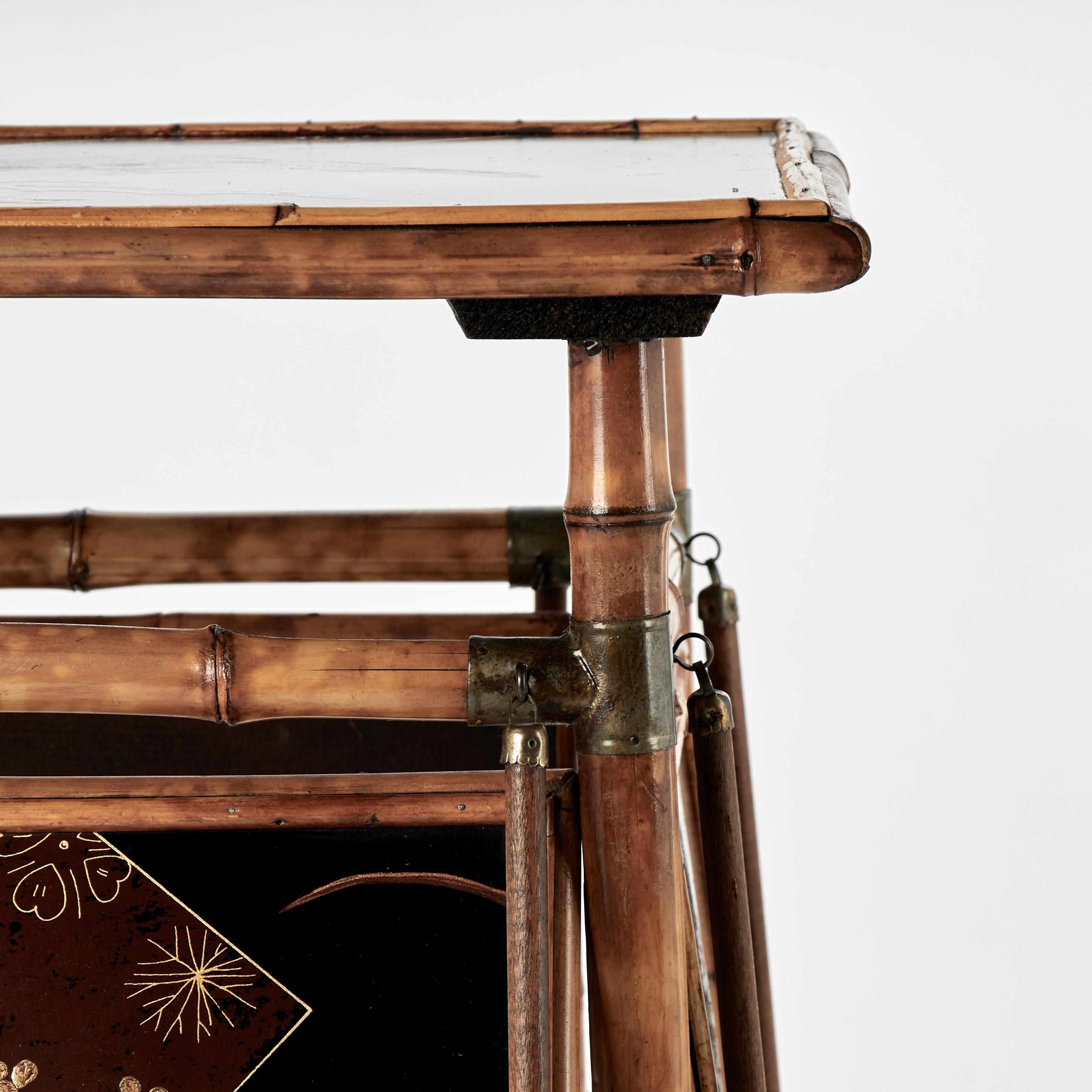 Antiker englischer Bambus- und Chinoiserie-Lacktisch oder Ständer mit ausklappbarem Tablett im Angebot 2